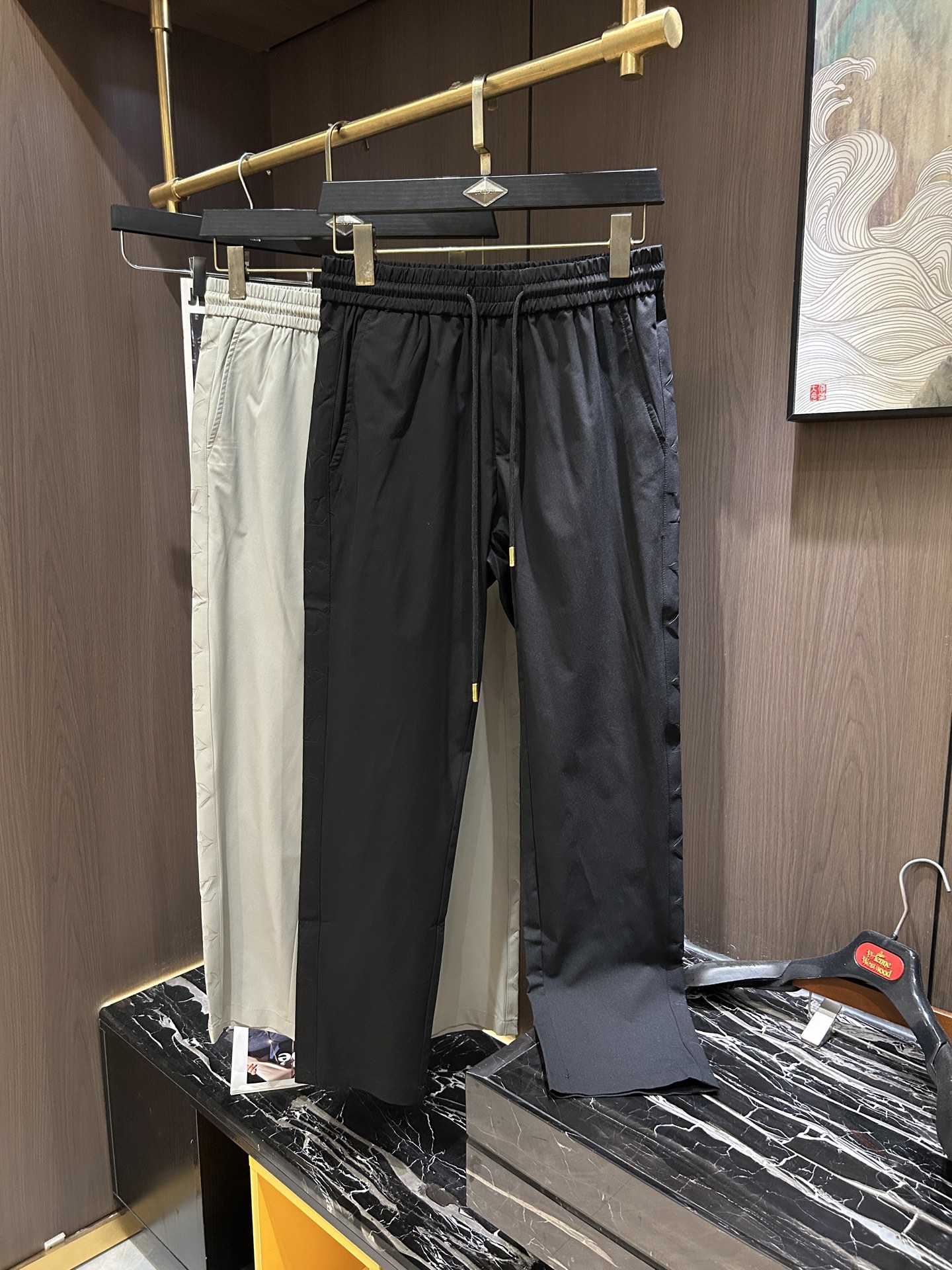 NO:550972,LV2025 latest series of men's casual pants!  Soft and delicate, excellent feel!  The brand style is unobstructed!  Minimalist design, without extravagant elements to win the lead, the details are finely made, the hardware accessories are customized, the thickness is just right, easy to control various weather in spring and summer, the classic colors are very energetic, and various styles of dressing, and can be used to control casual business, daily life, and fashion trends!  Overall, both in terms of grade and fashion are extremely outstanding, bringing extraordinary clothing taste!  Code number M-3XL, louis vuitton,alexander wang19860909LV2025最新系列男士休闲裤！柔软细腻,手感绝佳！品牌格调一览无余！极简主义设计,没有多余浮夸的元素来宣兵夺主,细节做工精细,五金配件原版定制,厚薄程度也是恰到好处,轻松驾驭春夏各种天气,经典颜色上身很显精气神,多种风格穿搭,休闲商务、日常生活、时尚潮流均可驾驭！整体不论是档次还是时尚感都是极为出色的,带来非凡的衣着品味！码数M-3XL,,louis vuitton,alexander wang,Men's clothing