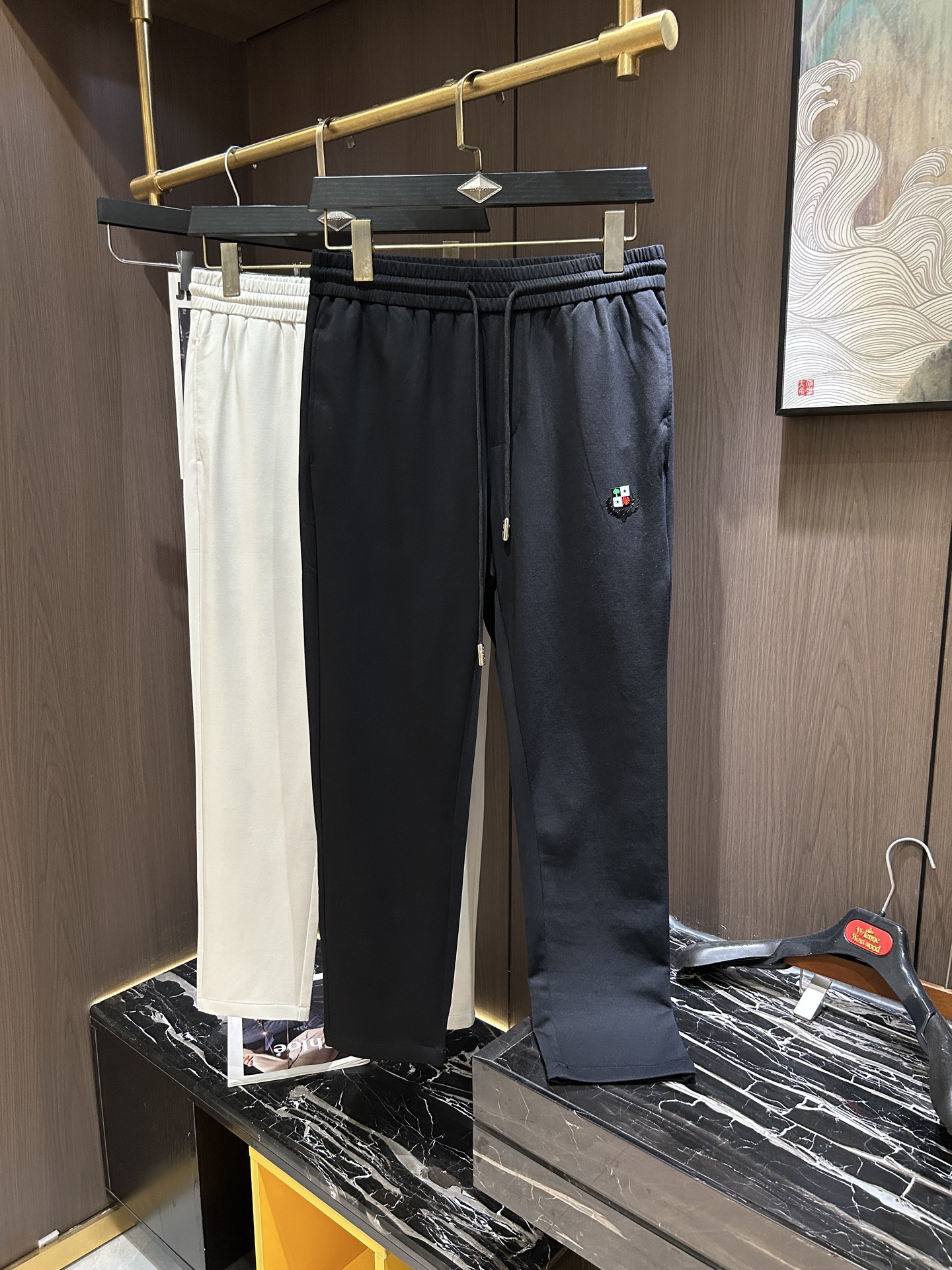 NO:550970,LP.2025 latest series of men's casual pants!  Soft and delicate, excellent feel!  The brand style is unobstructed!  Minimalist design, without extravagant elements to win the lead, the details are finely made, the hardware accessories are customized, the thickness is just right, easy to control various weather in spring and summer, the classic colors are very energetic, and various styles of dressing, and can be used to control casual business, daily life, and fashion trends!  Overall, both in terms of grade and fashion are extremely outstanding, bringing extraordinary clothing taste!  Code number M-3XL, loro piana, alexander wang19860909LP.2025最新系列男士休闲裤！柔软细腻,手感绝佳！品牌格调一览无余！极简主义设计,没有多余浮夸的元素来宣兵夺主,细节做工精细,五金配件原版定制,厚薄程度也是恰到好处,轻松驾驭春夏各种天气,经典颜色上身很显精气神,多种风格穿搭,休闲商务、日常生活、时尚潮流均可驾驭！整体不论是档次还是时尚感都是极为出色的,带来非凡的衣着品味！码数M-3XL,,loro piana,alexander wang,Men's clothing