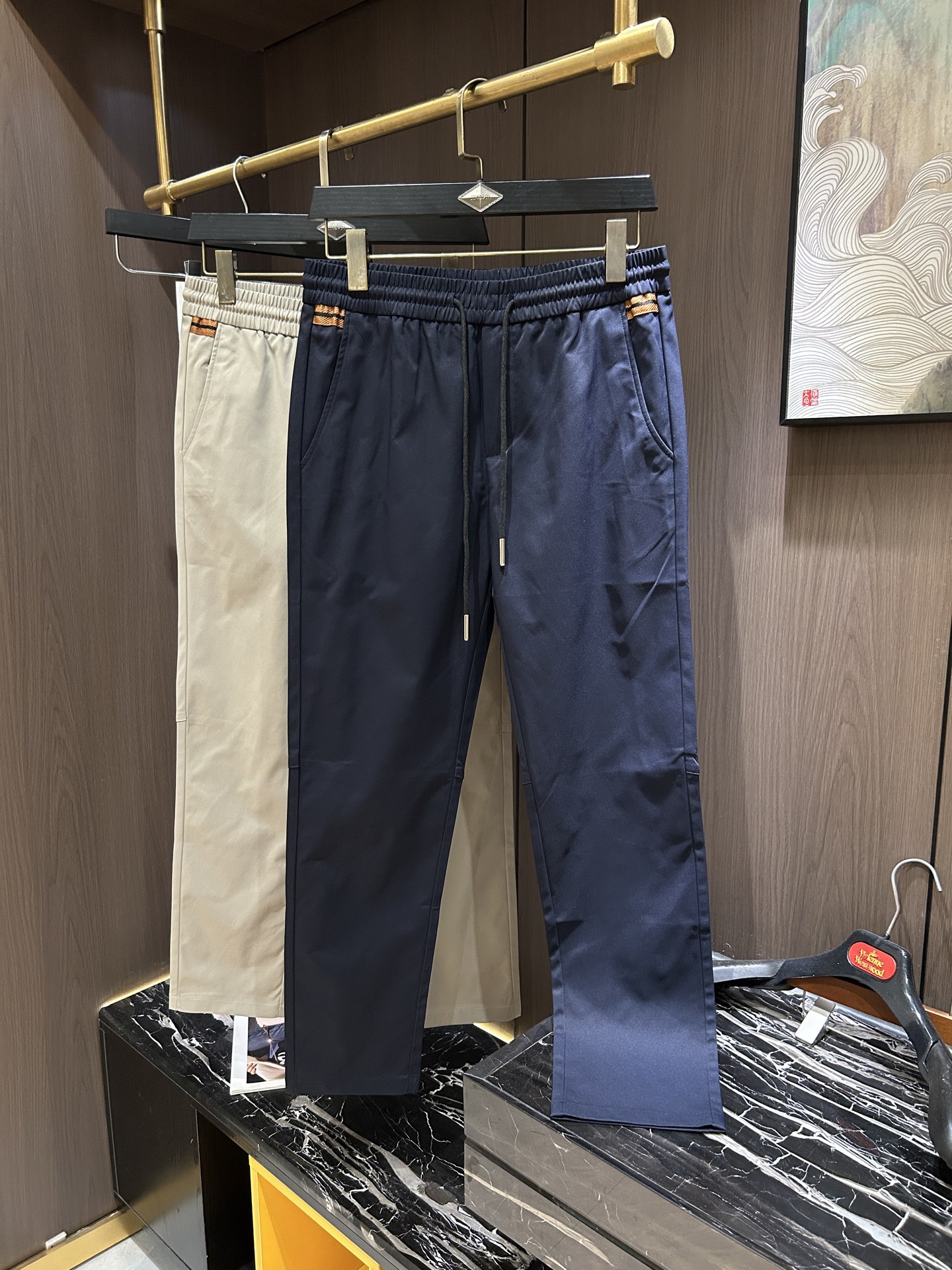 NO:523468,Khaki Size M.L. 3XL.ZZ2025 Spring and Summer Latest Series Men's Casual Pants!  Soft and delicate, excellent feel!  The brand style is unobstructed!  Minimalist design, without extravagant elements to win the lead, the details are finely made, the hardware accessories are customized, the thickness is just right, easy to control various weather in spring and summer, classic colors are very energetic, and various styles of dressing, casual business, daily life, and fashion trends can be controlled!  Overall, both in terms of grade and fashion are extremely outstanding, bringing extraordinary clothing taste!  Code number M-3XL, alexander wang19860909卡其码数M.L. 3XL.ZZ2025春夏最新系列男士休闲裤！柔软细腻,手感绝佳！品牌格调一览无余！极简主义设计,没有多余浮夸的元素来宣兵夺主,细节做工精细,五金配件原版定制,厚薄程度也是恰到好处,轻松驾驭春夏各种天气,经典颜色上身很显精气神,多种风格穿搭,休闲商务、日常生活、时尚潮流均可驾驭！整体不论是档次还是时尚感都是极为出色的,带来非凡的衣着品味！码数M-3XL,,alexander wang,Men's clothing