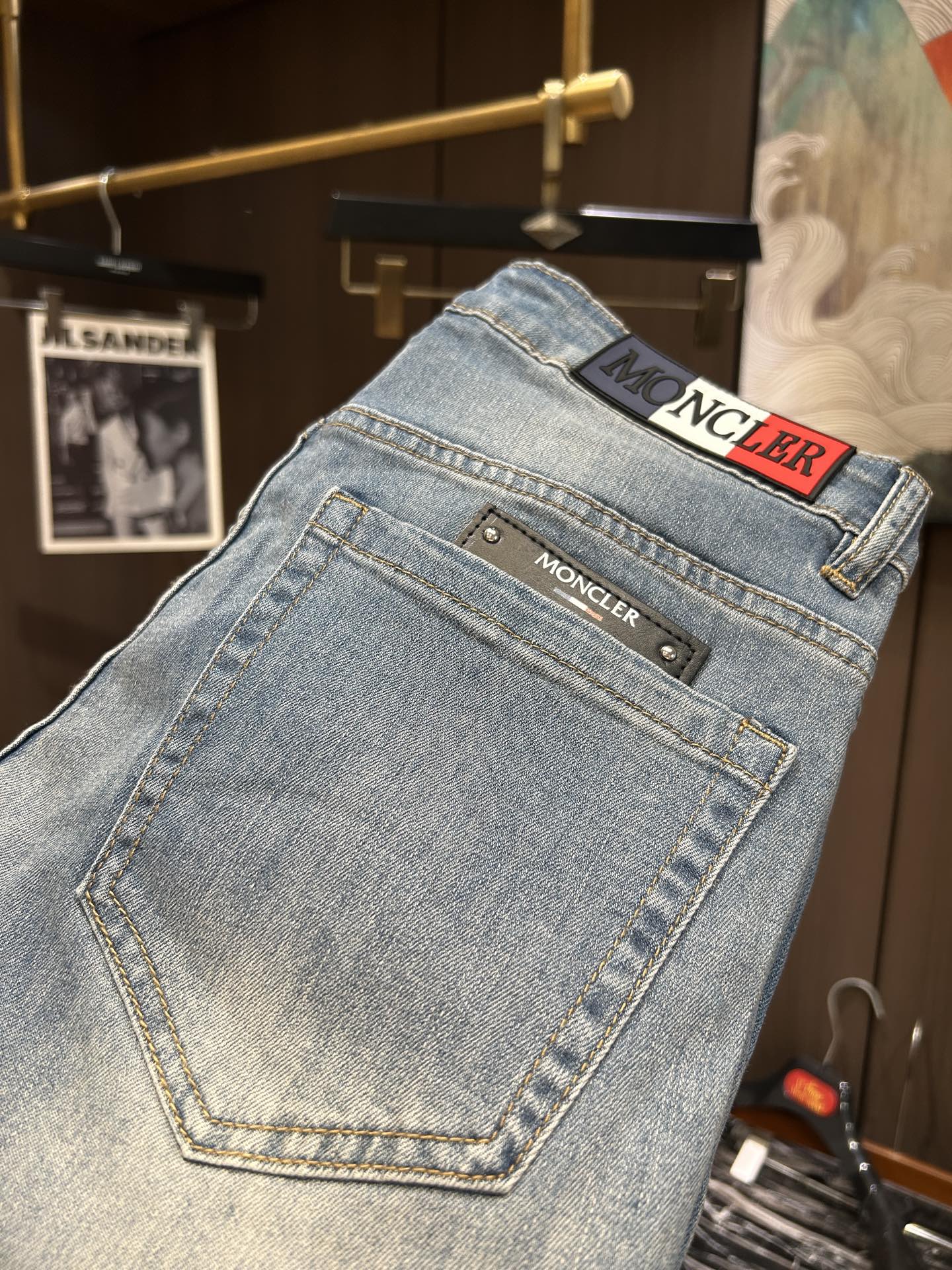 NO:443933,MON25S spring and summer men's casual jeans......Made of cotton denim fabric, soft texture without losing muscles and bones, dry and tough feel. Classic iconic brand logo, soul-like embellishment. All indicators are top-quality, which naturally brings an excellent body feel!  !  !  Number of codes 28-3837, jeans, alexander wang19860909MON25S春夏男士休闲牛仔裤.......棉质牛仔面料打造 质地柔软又不失筋骨,手感干爽有韧性 经典的标志性品牌徽标,灵魂般的点缀 各项指标皆为上品,自然带来极佳的上身体感！！！码数28——3837,,jeans,alexander wang,Men's clothing