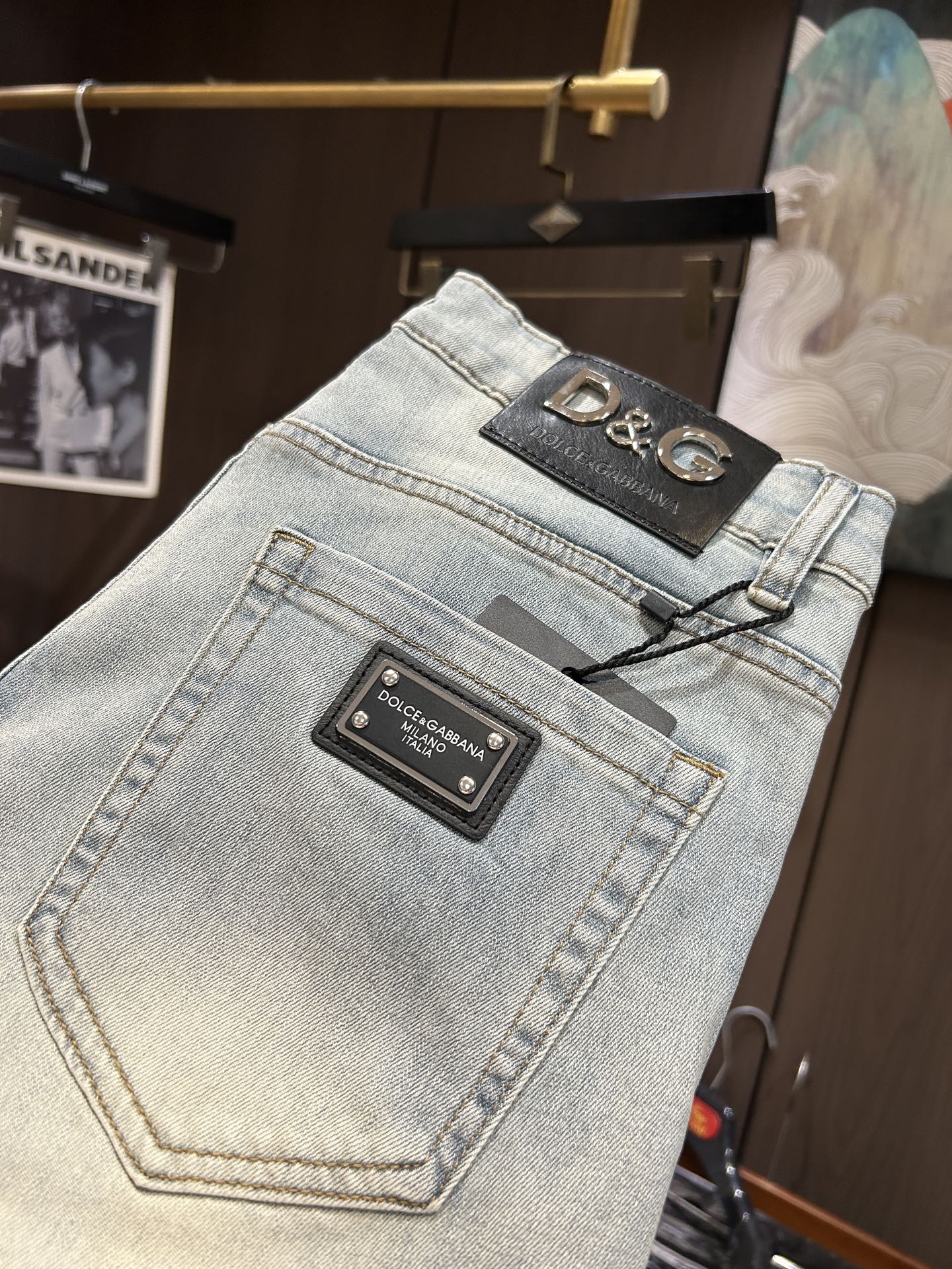 NO:443927,DG25S spring and summer men's casual jeans......Made of thin cotton denim fabric, soft texture without losing muscles and bones, dry and tough feel. Classic iconic brand logo, soul-like embellishment. All indicators are top-quality, which naturally brings an excellent body feel!  !  !  Number of codes 28-3837, jeans, alexander wang19860909DG25S春夏男士休闲牛仔裤.......薄款棉质牛仔面料打造 质地柔软又不失筋骨,手感干爽有韧性 经典的标志性品牌徽标,灵魂般的点缀 各项指标皆为上品,自然带来极佳的上身体感！！！码数28——3837,,jeans,alexander wang,Men's clothing