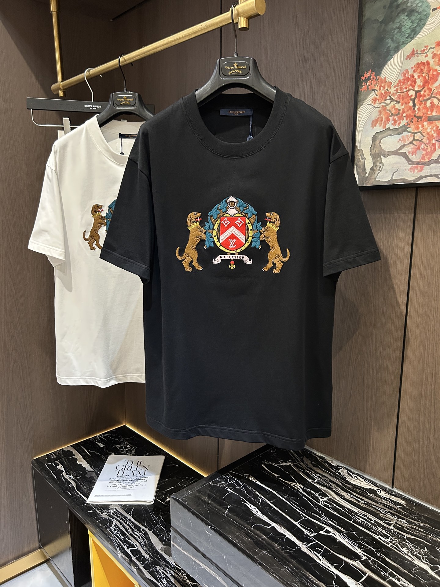 NO:162800,LV2025 spring and summer new short-sleeved sleeves have a bright and bright overall color, smooth and soft feel, with a strong drape, natural and soft texture, super comfortable in the body, and a strong drape!  T-shirts are very comfortable and practical in daily wear, super toughness is better than ordinary cotton, the texture is delicate, soft and skin-friendly, the touch is light and cool, the color is bright and the color is fast, the breathability and drape are good.. M-3XL,,louis vuitton, T-shirt,tees, t-shirt,alexander wang19860909LV2025 春夏新款短袖 整体上色泽较鲜明和光亮,手感顺滑揉软,悬垂感特强,质地自然柔软、贴身超级舒服,悬垂感特强！ T恤日常穿搭很自在很实用,超级的有韧性比起一般的棉手感质感都更好的,面料质地细腻、柔软、亲肤,触感轻薄凉爽,色泽艳丽色牢度高,透气性及悬垂性好..码数M-3XL,,louis vuitton,T-shirt,tees，t-shirt,alexander wang,Men's clothing