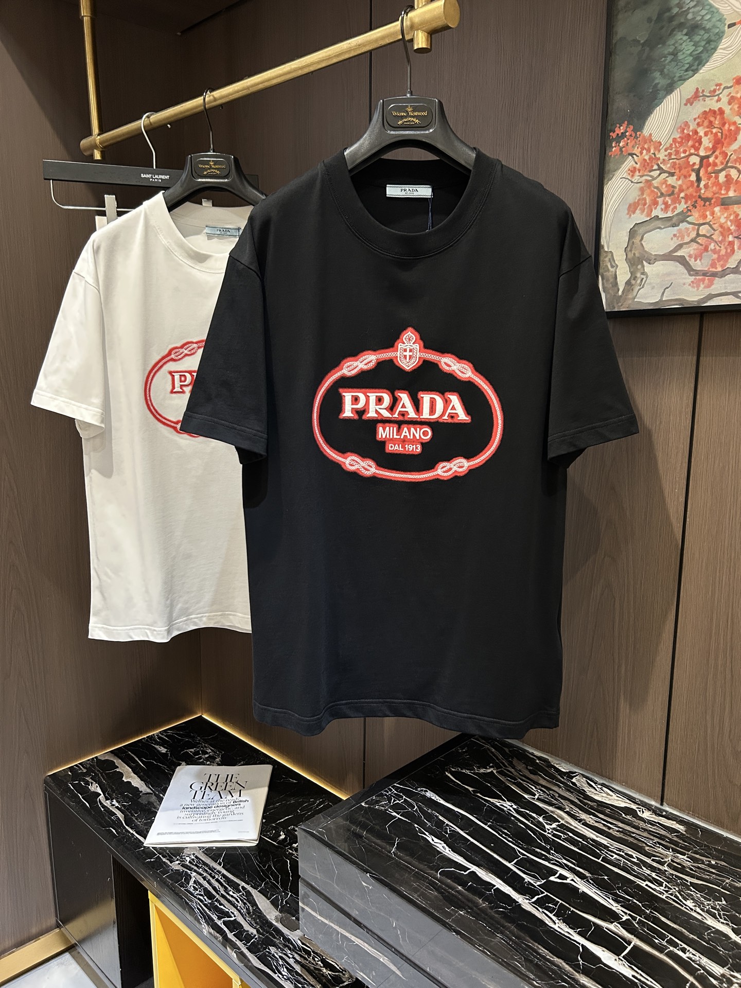 NO:162807,PRA2025 spring and summer new short-sleeved sleeves have bright and bright overall color, smooth and soft feel, with a strong drape, natural and soft texture, super comfortable in the body, and a strong drape!  T-shirts are very comfortable and practical in daily wear, super toughness is better than ordinary cotton, the texture is delicate, soft and skin-friendly, the touch is light and cool, the color is bright and the color is fast, the breathability and drape are good.. Number M-3XL, prada, T-shirt,tees, t-shirt,alexander wang19860909PRA2025 春夏新款短袖 整体上色泽较鲜明和光亮,手感顺滑揉软,悬垂感特强,质地自然柔软、贴身超级舒服,悬垂感特强！ T恤日常穿搭很自在很实用,超级的有韧性比起一般的棉手感质感都更好的,面料质地细腻、柔软、亲肤,触感轻薄凉爽,色泽艳丽色牢度高,透气性及悬垂性好..码数M-3XL,,prada,T-shirt,tees，t-shirt,alexander wang,Men's clothing