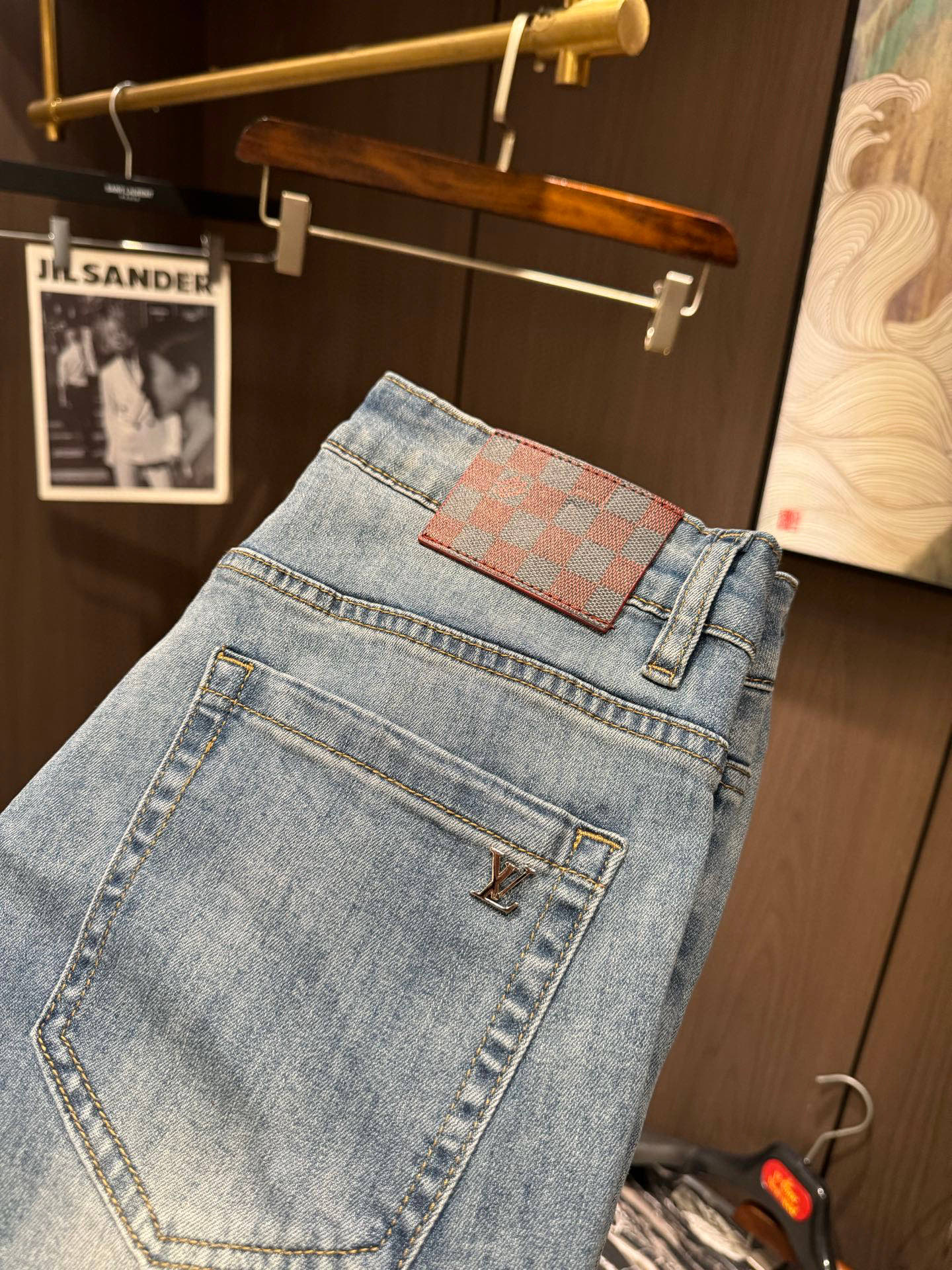 NO:443948,LV25S spring and summer men's casual jeans......Made of cotton denim fabric, soft texture without losing muscles and bones, dry and tough feel. Classic iconic relief logo, soul-like embellishment. All indicators are top-quality, which naturally brings an excellent body feel!  !  !  Number of codes 28 ———3837, louis vuitton,jeans,alexander wang19860909LV25S春夏男士休闲牛仔裤.......棉质牛仔面料打造 质地柔软又不失筋骨,手感干爽有韧性 经典的标志性浮雕徽标,灵魂般的点缀 各项指标皆为上品,自然带来极佳的上身体感！！！码数28 ———3837,,louis vuitton,jeans,alexander wang,Men's clothing