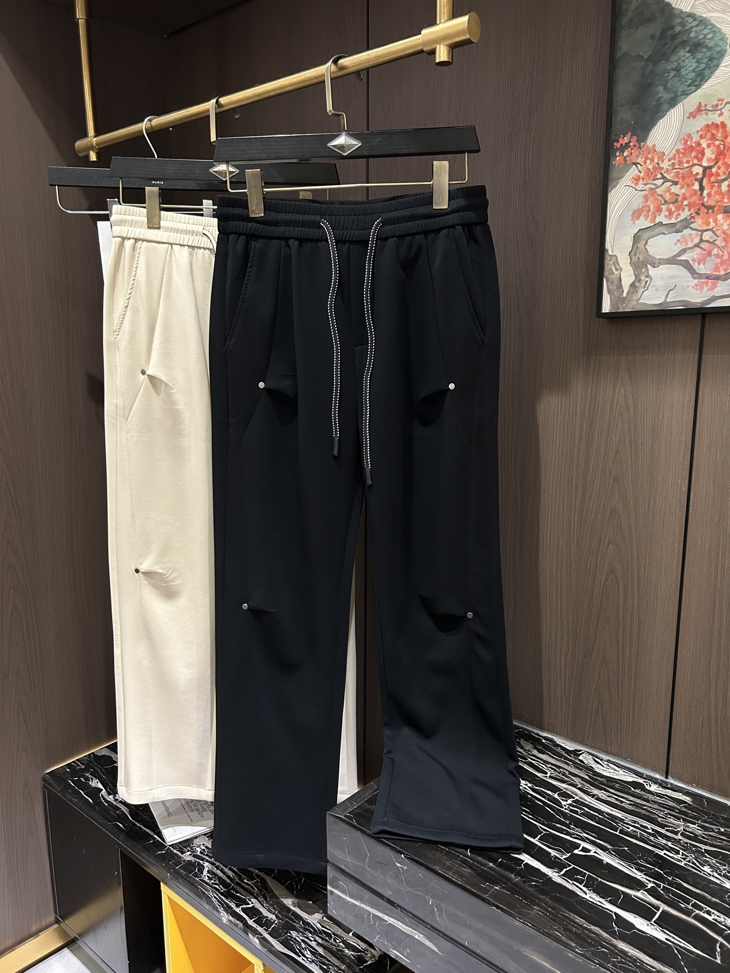 NO:139620,MIUMIU2025 Spring and Summer Latest Series of Men's Leisure Pants!  Soft and delicate, excellent feel!  The brand style is unobstructed!  Minimalist design, without extravagant elements to win the lead, the details are finely made, the hardware accessories are customized, the thickness is just right, easy to control various weather in spring and summer, classic colors are very energetic, and various styles of dressing, casual business, daily life, and fashion trends can be controlled!  Overall, both in terms of grade and fashion are extremely outstanding, bringing extraordinary clothing taste!  Code number M-3XL, miumiu, alexander wang19860909MIUMIU2025春夏最新系列男士休闲裤！柔软细腻,手感绝佳！品牌格调一览无余！极简主义设计,没有多余浮夸的元素来宣兵夺主,细节做工精细,五金配件原版定制,厚薄程度也是恰到好处,轻松驾驭春夏各种天气,经典颜色上身很显精气神,多种风格穿搭,休闲商务、日常生活、时尚潮流均可驾驭！整体不论是档次还是时尚感都是极为出色的,带来非凡的衣着品味！码数M-3XL,,miumiu,alexander wang,Men's clothing