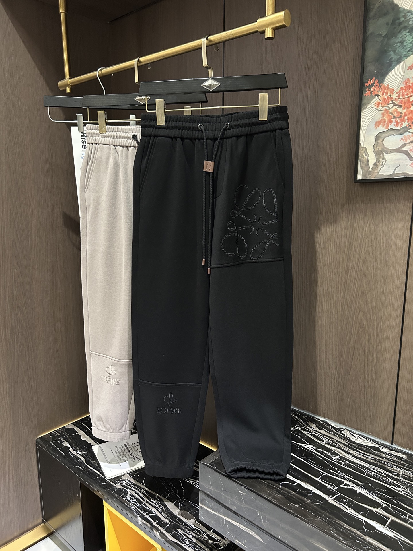 NO:137234,LOE2025 new model, men's casual versatile trousers and casual pants......... Guest-supplied terry cotton fabric, smooth texture and delicate texture. Slightly elastic function. A beautiful cutting process with both inside and outside. Always maintain a perfect versatile sporty and versatile shape. The drawstring elastic waist and closing are very matching. Made a soft three-dimensional and non-hard sports style. Classic series of works. The most comfortable feeling. Number M-3XL, loewe, alexander wang19860909LOE2025新款 男士休闲百搭束脚卫裤休闲裤…………客供毛圈棉面料,手感质感顺滑细腻 略微弹性的功能 内外兼具的美感裁剪工艺 时刻保持完美的运动百搭造型 抽绳弹力腰边及收口极具搭配性 制作柔软立体不生硬运动风格 经典系列作品 最为舒适的感受.码数M-3XL,,loewe,alexander wang,Men's clothing