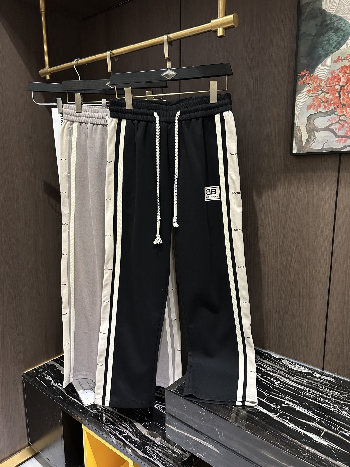 NO:137239,BAL2025 Spring and Summer Latest Series of Men's Leisure Pants!  Soft and delicate, excellent feel!  The brand style is unobstructed!  Minimalist design, without extravagant elements to win the lead, the details are finely made, the hardware accessories are customized, the thickness is just right, easy to control various weather in spring and summer, classic colors are very energetic, and various styles of dressing, casual business, daily life, and fashion trends can be controlled!  Overall, both in terms of grade and fashion are extremely outstanding, bringing extraordinary clothing taste!  Code number M-3XL, alexander wang19860909BAL2025春夏最新系列男士休闲裤！柔软细腻,手感绝佳！品牌格调一览无余！极简主义设计,没有多余浮夸的元素来宣兵夺主,细节做工精细,五金配件原版定制,厚薄程度也是恰到好处,轻松驾驭春夏各种天气,经典颜色上身很显精气神,多种风格穿搭,休闲商务、日常生活、时尚潮流均可驾驭！整体不论是档次还是时尚感都是极为出色的,带来非凡的衣着品味！码数M-3XL,,alexander wang,Men's clothing