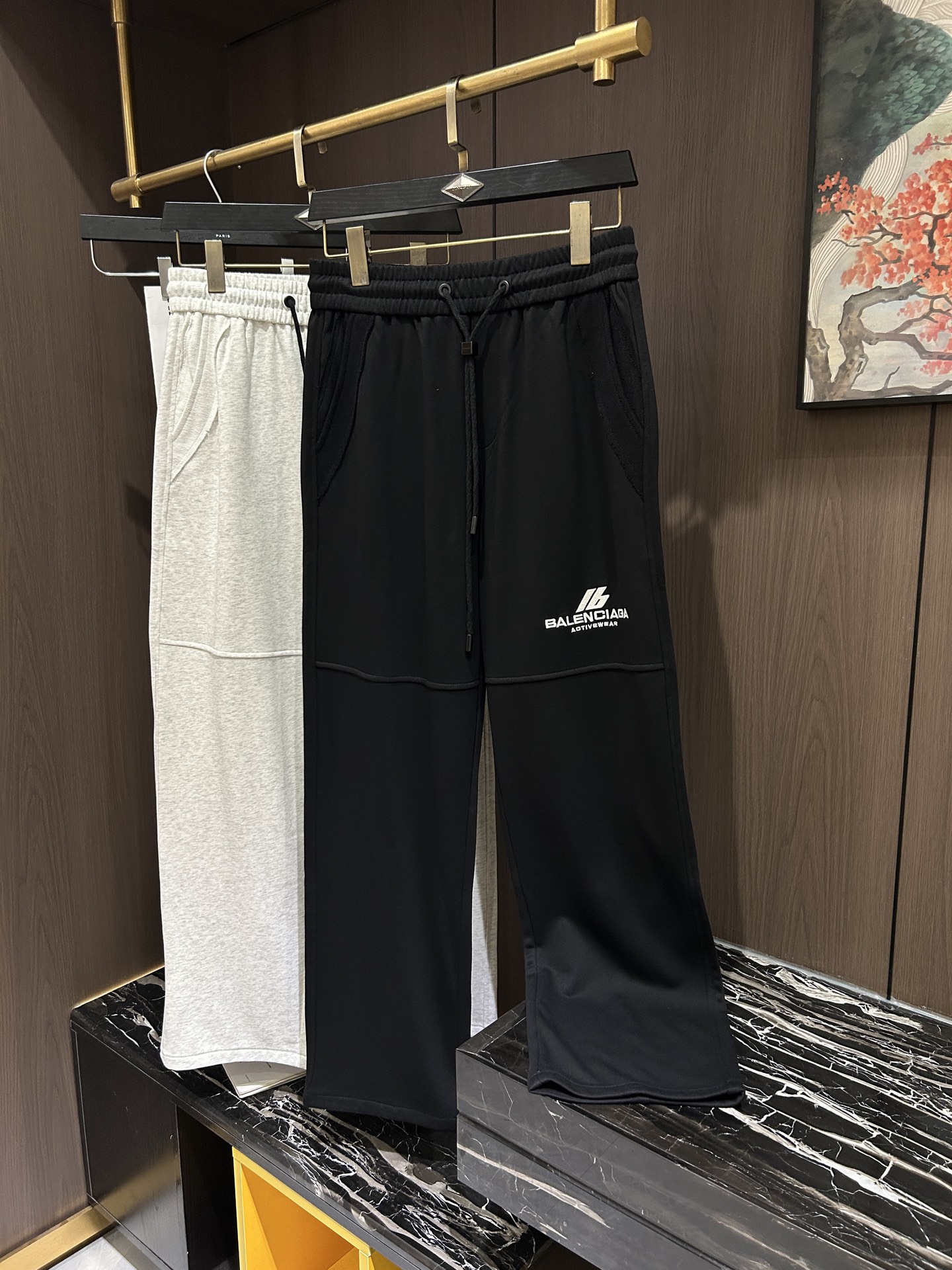 NO:139612,BAL2025 Spring and Summer Latest Series of Men's Leisure Pants!  Soft and delicate, excellent feel!  The brand style is unobstructed!  Minimalist design, without extravagant elements to win the lead, the details are finely made, the hardware accessories are customized, the thickness is just right, easy to control various weather in spring and summer, classic colors are very energetic, and various styles of dressing, casual business, daily life, and fashion trends can be controlled!  Overall, both in terms of grade and fashion are extremely outstanding, bringing extraordinary clothing taste!  Code number M-3XL, alexander wang19860909BAL2025春夏最新系列男士休闲裤！柔软细腻,手感绝佳！品牌格调一览无余！极简主义设计,没有多余浮夸的元素来宣兵夺主,细节做工精细,五金配件原版定制,厚薄程度也是恰到好处,轻松驾驭春夏各种天气,经典颜色上身很显精气神,多种风格穿搭,休闲商务、日常生活、时尚潮流均可驾驭！整体不论是档次还是时尚感都是极为出色的,带来非凡的衣着品味！码数M-3XL,,alexander wang,Men's clothing