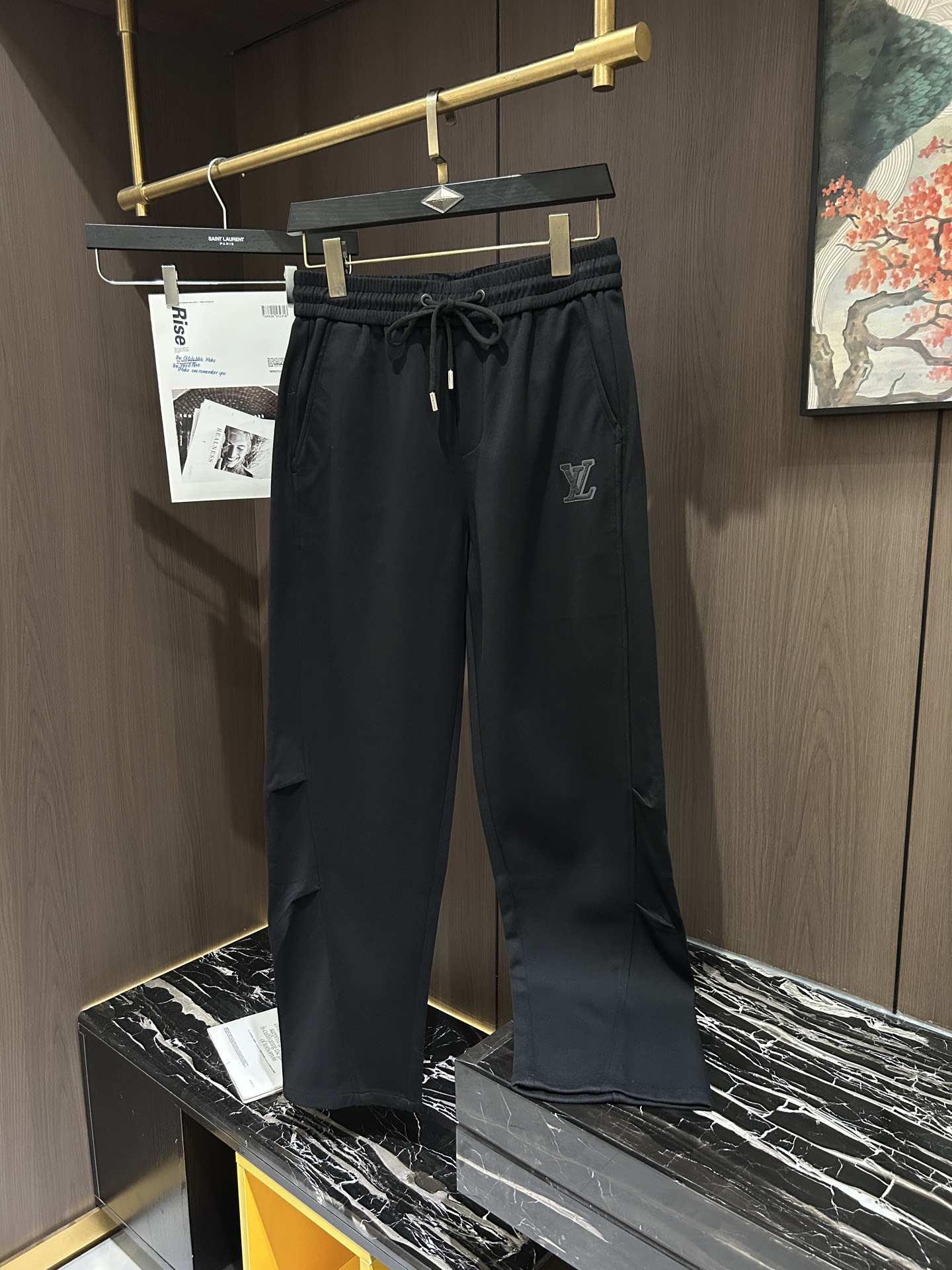 NO:139616,LV2025 Spring and Summer Latest Series Men's Casual Pants!  Soft and delicate, excellent feel!  The brand style is unobstructed!  Minimalist design, without extravagant elements to win the lead, the details are finely made, the hardware accessories are customized, the thickness is just right, easy to control various weather in spring and summer, classic colors are very energetic, and various styles of dressing, casual business, daily life, and fashion trends can be controlled!  Overall, both in terms of grade and fashion are extremely outstanding, bringing extraordinary clothing taste!  Code number M-3XL, louis vuitton,alexander wang19860909LV2025春夏最新系列男士休闲裤！柔软细腻,手感绝佳！品牌格调一览无余！极简主义设计,没有多余浮夸的元素来宣兵夺主,细节做工精细,五金配件原版定制,厚薄程度也是恰到好处,轻松驾驭春夏各种天气,经典颜色上身很显精气神,多种风格穿搭,休闲商务、日常生活、时尚潮流均可驾驭！整体不论是档次还是时尚感都是极为出色的,带来非凡的衣着品味！码数M-3XL,,louis vuitton,alexander wang,Men's clothing