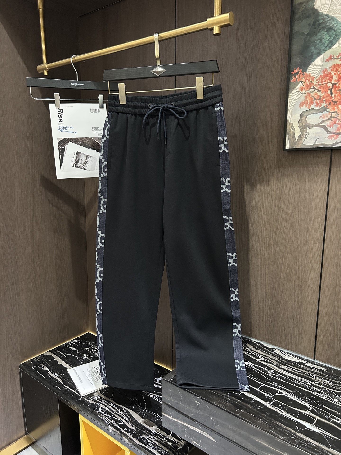 NO:137232,GU2025 Spring and Summer Latest Series of Men's Leisure Pants!  Soft and delicate, excellent feel!  The brand style is unobstructed!  Minimalist design, without extravagant elements to win the lead, the details are finely made, the hardware accessories are customized, the thickness is just right, easy to control various weather in spring and summer, classic colors are very energetic, and various styles of dressing, casual business, daily life, and fashion trends can be controlled!  Overall, both in terms of grade and fashion are extremely outstanding, bringing extraordinary clothing taste!  Code number M-3XL, alexander wang19860909GU2025春夏最新系列男士休闲裤！柔软细腻,手感绝佳！品牌格调一览无余！极简主义设计,没有多余浮夸的元素来宣兵夺主,细节做工精细,五金配件原版定制,厚薄程度也是恰到好处,轻松驾驭春夏各种天气,经典颜色上身很显精气神,多种风格穿搭,休闲商务、日常生活、时尚潮流均可驾驭！整体不论是档次还是时尚感都是极为出色的,带来非凡的衣着品味！码数M-3XL,,alexander wang,Men's clothing