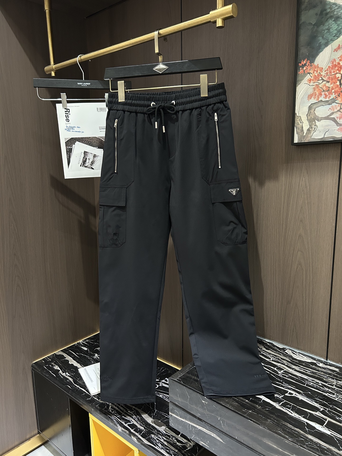 NO:137230,PRA2025 Spring and Summer Latest Series of Men's Casual Pants!  Soft and delicate, excellent feel!  The brand style is unobstructed!  Minimalist design, without extravagant elements to win the lead, the details are finely made, the hardware accessories are customized, the thickness is just right, easy to control various weather in spring and summer, classic colors are very energetic, and various styles of dressing, casual business, daily life, and fashion trends can be controlled!  Overall, both in terms of grade and fashion are extremely outstanding, bringing extraordinary clothing taste!  Code number M-3XL, prada, alexander wang19860909PRA2025春夏最新系列男士休闲裤！柔软细腻,手感绝佳！品牌格调一览无余！极简主义设计,没有多余浮夸的元素来宣兵夺主,细节做工精细,五金配件原版定制,厚薄程度也是恰到好处,轻松驾驭春夏各种天气,经典颜色上身很显精气神,多种风格穿搭,休闲商务、日常生活、时尚潮流均可驾驭！整体不论是档次还是时尚感都是极为出色的,带来非凡的衣着品味！码数M-3XL,,prada,alexander wang,Men's clothing