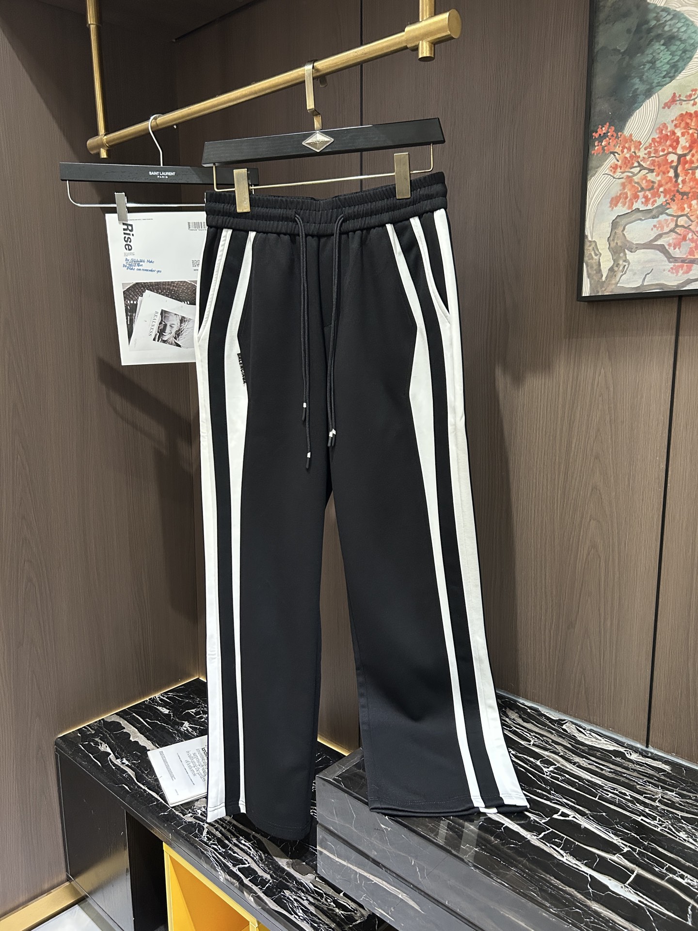 NO:137248,BAL2025 Spring and Summer Latest Series of Men's Leisure Pants!  Soft and delicate, excellent feel!  The brand style is unobstructed!  Minimalist design, without extravagant elements to win the lead, the details are finely made, the hardware accessories are customized, the thickness is just right, easy to control various weather in spring and summer, classic colors are very energetic, and various styles of dressing, casual business, daily life, and fashion trends can be controlled!  Overall, both in terms of grade and fashion are extremely outstanding, bringing extraordinary clothing taste!  Code number M-3Xl, alexander wang19860909BAL2025春夏最新系列男士休闲裤！柔软细腻,手感绝佳！品牌格调一览无余！极简主义设计,没有多余浮夸的元素来宣兵夺主,细节做工精细,五金配件原版定制,厚薄程度也是恰到好处,轻松驾驭春夏各种天气,经典颜色上身很显精气神,多种风格穿搭,休闲商务、日常生活、时尚潮流均可驾驭！整体不论是档次还是时尚感都是极为出色的,带来非凡的衣着品味！码数M-3Xl,,alexander wang,Men's clothing