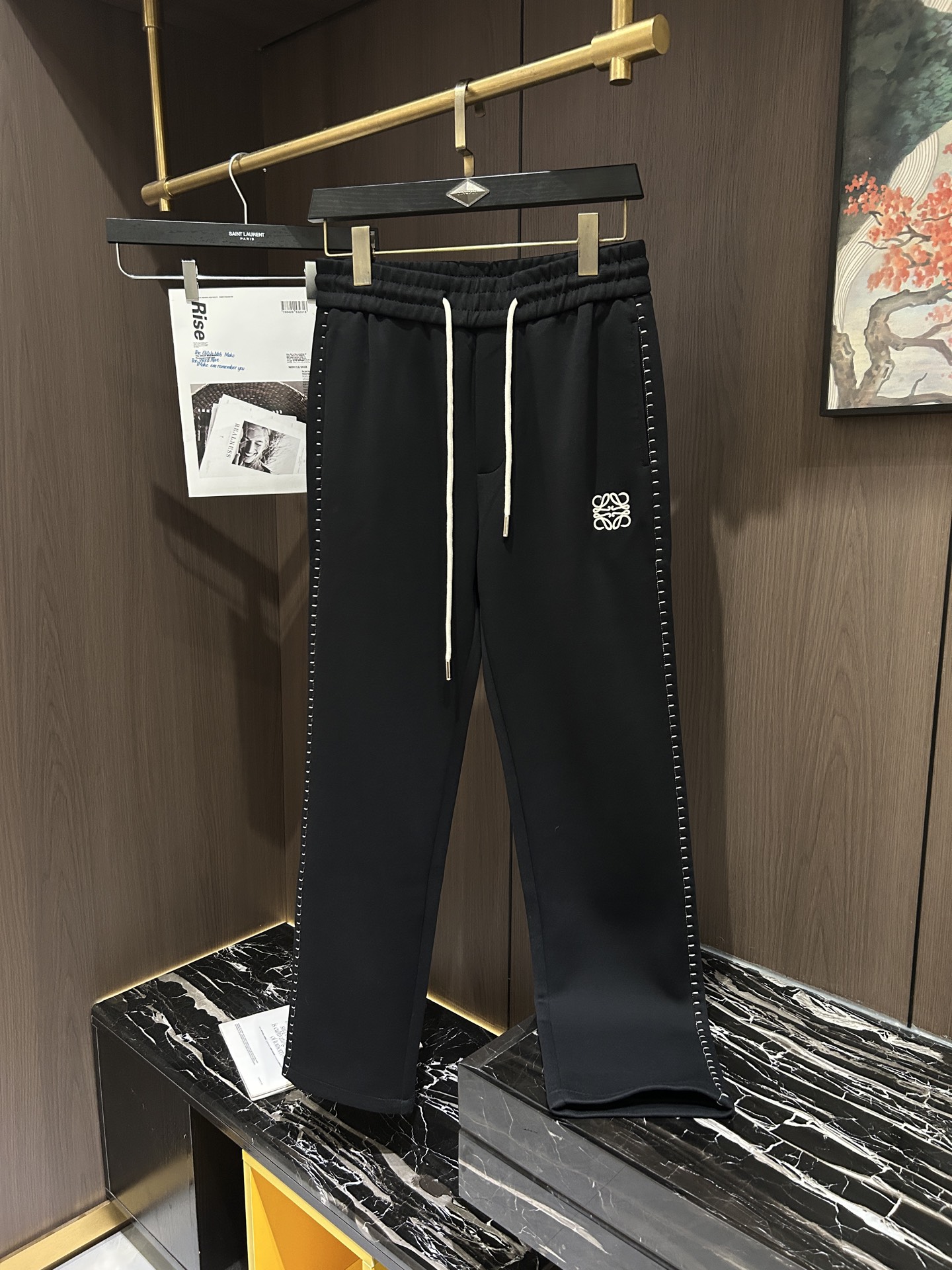 NO:137245,LOE2025 Spring and Summer Latest Series of Men's Casual Pants!  Soft and delicate, excellent feel!  The brand style is unobstructed!  Minimalist design, without extravagant elements to win the lead, the details are finely made, the hardware accessories are customized, the thickness is just right, easy to control various weather in spring and summer, classic colors are very energetic, and various styles of dressing, casual business, daily life, and fashion trends can be controlled!  Overall, both in terms of grade and fashion are extremely outstanding, bringing extraordinary clothing taste!  Code number M-3XL, loewe, alexander wang19860909LOE2025春夏最新系列男士休闲裤！柔软细腻,手感绝佳！品牌格调一览无余！极简主义设计,没有多余浮夸的元素来宣兵夺主,细节做工精细,五金配件原版定制,厚薄程度也是恰到好处,轻松驾驭春夏各种天气,经典颜色上身很显精气神,多种风格穿搭,休闲商务、日常生活、时尚潮流均可驾驭！整体不论是档次还是时尚感都是极为出色的,带来非凡的衣着品味！码数M-3XL,,loewe,alexander wang,Men's clothing