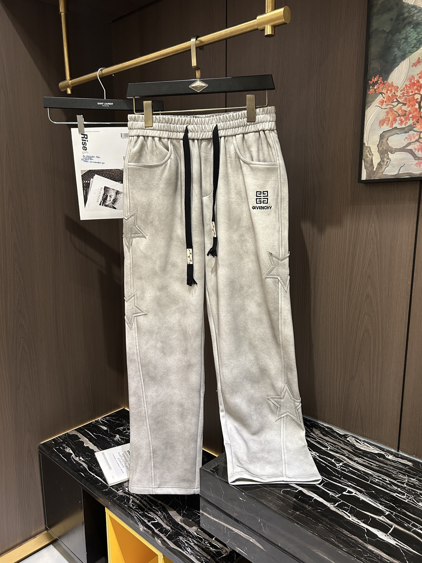 NO:137242,GIV2025 Spring and Summer Latest Series of Men's Leisure Pants!  Soft and delicate, excellent feel!  The brand style is unobstructed!  Minimalist design, without extravagant elements to win the lead, the details are finely made, the hardware accessories are customized, the thickness is just right, easy to control various weather in spring and summer, classic colors are very energetic, and various styles of dressing, casual business, daily life, and fashion trends can be controlled!  Overall, both in terms of grade and fashion are extremely outstanding, bringing extraordinary clothing taste!  Code number M-3XL, alexander wang19860909GIV2025春夏最新系列男士休闲裤！柔软细腻,手感绝佳！品牌格调一览无余！极简主义设计,没有多余浮夸的元素来宣兵夺主,细节做工精细,五金配件原版定制,厚薄程度也是恰到好处,轻松驾驭春夏各种天气,经典颜色上身很显精气神,多种风格穿搭,休闲商务、日常生活、时尚潮流均可驾驭！整体不论是档次还是时尚感都是极为出色的,带来非凡的衣着品味！码数M-3XL,,alexander wang,Men's clothing