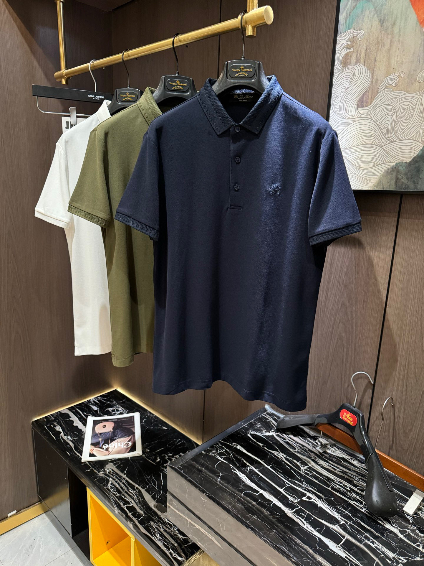 NO:136331,LP.25S Spring and Summer Men's POLO Iconic LOGO logo on the chest. Overall, it is very light business and casual!  !  The upper body is light, comfortable and smooth. It is definitely a piece that makes you feel good for money!  !  !  Code number M-3XL, loro piana, alexander wang19860909LP.25S春夏男士POLO 胸前标志性LOGO徽标 整体非常的轻商务休闲！！上身轻盈舒适顺滑 到手绝对让你觉得物有所值的一件单品！！！码数M-3XL,,loro piana,alexander wang,Men's clothing