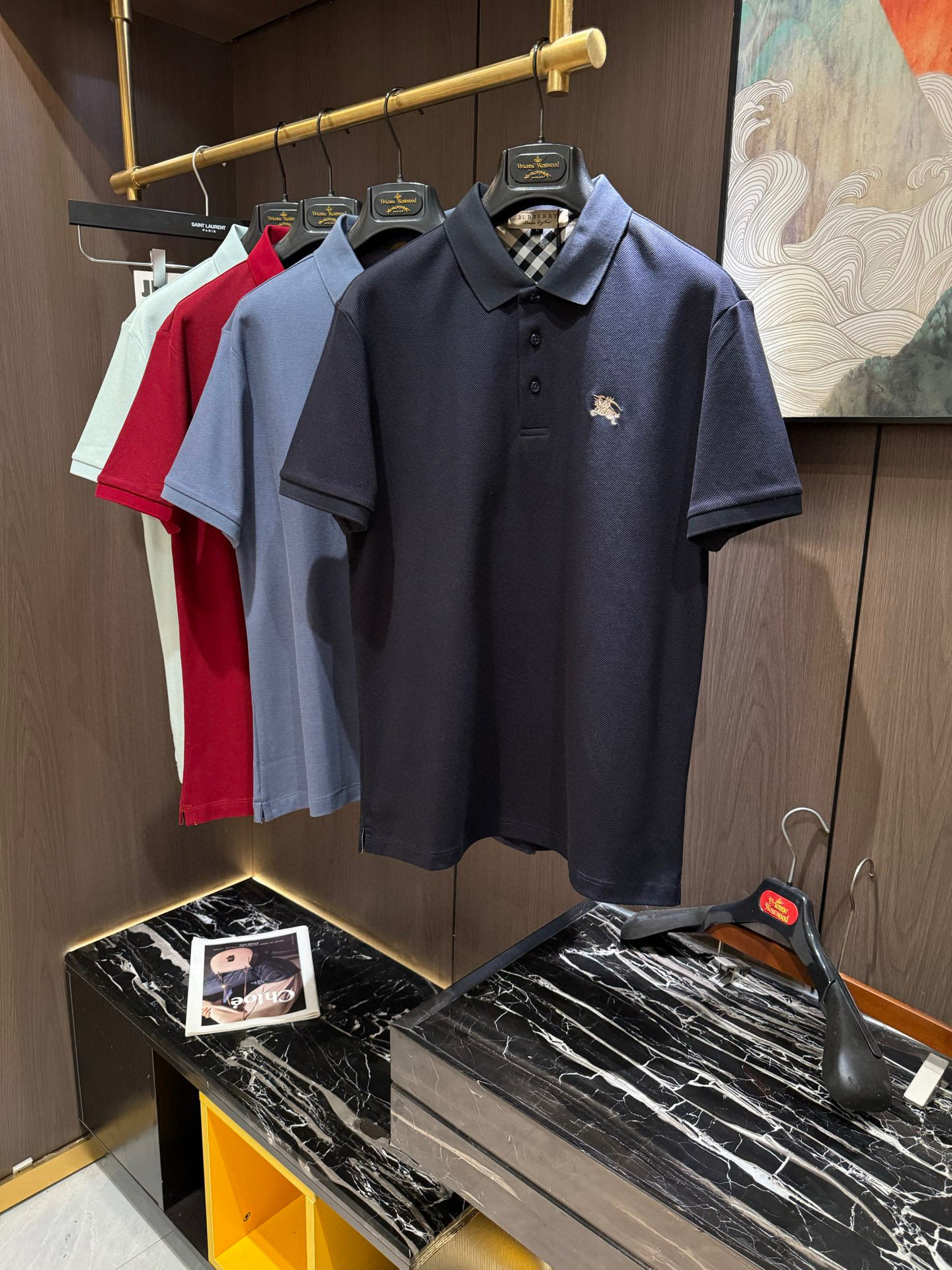 NO:136332,BUR25S Spring and Summer Men's POLO Iconic LOGO logo on the chest. Overall, it is very light business and casual!  !  The upper body is light, comfortable and smooth. It is definitely a piece that makes you feel good for money!  !  !  Code number M-3XL, burberry, alexander wang19860909BUR25S春夏男士POLO 胸前标志性LOGO徽标 整体非常的轻商务休闲！！上身轻盈舒适顺滑 到手绝对让你觉得物有所值的一件单品！！！码数M-3XL,,burberry,alexander wang,Men's clothing