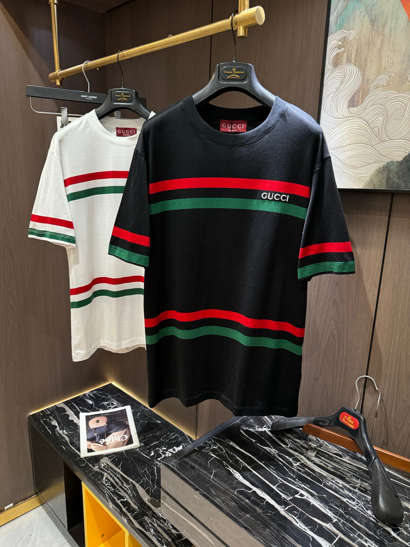 NO:136337,GU2025 spring and summer new short-sleeved sleeves have bright and bright overall color, smooth and soft feel, with a strong drape, natural and soft texture, super comfortable in the body, and a strong drape!  T-shirts are very comfortable and practical in daily wear, super toughness is better than ordinary cotton, the texture is delicate, soft and skin-friendly, the touch is light and cool, the color is bright and the color is fast, the breathability and drape are good.. Number of codes M-3XL, T-shirt,tees, t-shirt,alexander wang19860909GU2025 春夏新款短袖 整体上色泽较鲜明和光亮,手感顺滑揉软,悬垂感特强,质地自然柔软、贴身超级舒服,悬垂感特强！ T恤日常穿搭很自在很实用,超级的有韧性比起一般的棉手感质感都更好的,面料质地细腻、柔软、亲肤,触感轻薄凉爽,色泽艳丽色牢度高,透气性及悬垂性好..码数M-3XL,,T-shirt,tees，t-shirt,alexander wang,Men's clothing