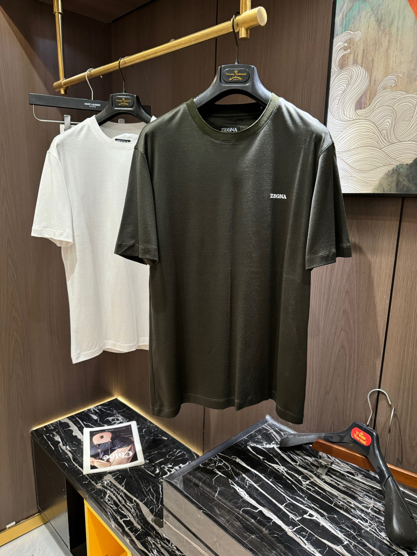 NO:136343,ZZ2025 spring and summer new short-sleeved sleeves have a bright and bright overall color, smooth and soft feel, with a strong drape, natural and soft texture, super comfortable in the body, and a strong drape!  T-shirts are very comfortable and practical in daily wear, super toughness is better than ordinary cotton, the texture is delicate, soft and skin-friendly, the touch is light and cool, the color is bright and the color is fast, the breathability and drape are good.. Number of codes M-3XL, T-shirt,tees, t-shirt,alexander wang19860909ZZ2025 春夏新款短袖 整体上色泽较鲜明和光亮,手感顺滑揉软,悬垂感特强,质地自然柔软、贴身超级舒服,悬垂感特强！ T恤日常穿搭很自在很实用,超级的有韧性比起一般的棉手感质感都更好的,面料质地细腻、柔软、亲肤,触感轻薄凉爽,色泽艳丽色牢度高,透气性及悬垂性好..码数M-3XL,,T-shirt,tees，t-shirt,alexander wang,Men's clothing