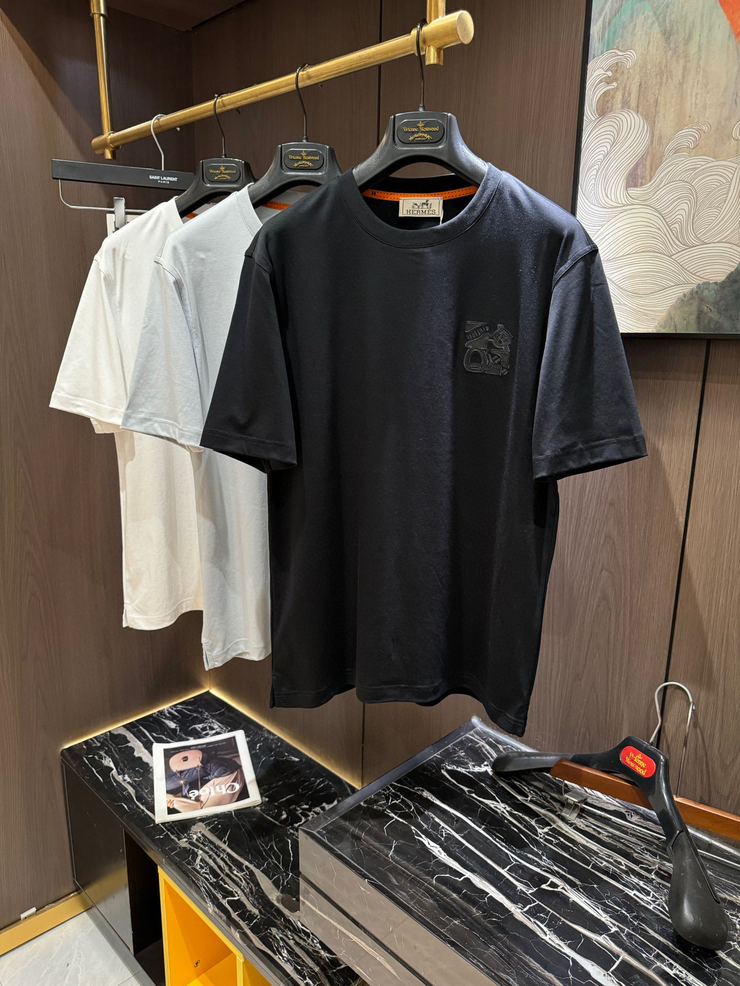 NO:136346,HER2025 spring and summer new short-sleeved sleeves have bright and bright overall color, smooth and soft feel, with a strong drape, natural and soft texture, super comfortable in the body, and a strong drape!  T-shirts are very comfortable and practical in daily wear, super toughness is better than ordinary cotton, the texture is delicate, soft and skin-friendly, the touch is light and cool, the color is bright and the color is fast, the breathability and drape are good.. Number of codes M-3XL, T-shirt,tees, t-shirt,alexander wang19860909HER2025 春夏新款短袖 整体上色泽较鲜明和光亮,手感顺滑揉软,悬垂感特强,质地自然柔软、贴身超级舒服,悬垂感特强！ T恤日常穿搭很自在很实用,超级的有韧性比起一般的棉手感质感都更好的,面料质地细腻、柔软、亲肤,触感轻薄凉爽,色泽艳丽色牢度高,透气性及悬垂性好..码数M-3XL,,T-shirt,tees，t-shirt,alexander wang,Men's clothing