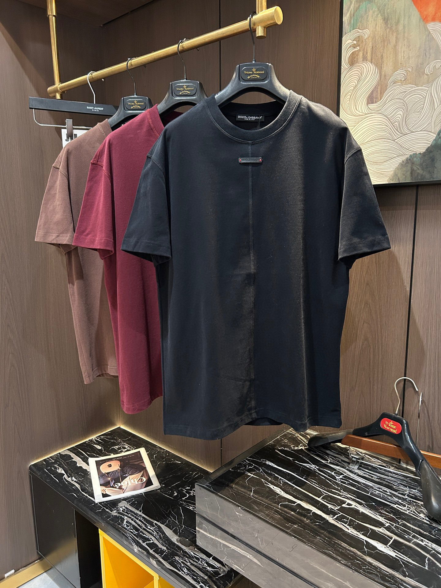 NO:136355,DG2025 spring and summer new short-sleeved sleeves have bright and bright overall color, smooth and soft feel, with a strong drape, natural and soft texture, super comfortable in the body, and a strong drape!  T-shirts are very comfortable and practical in daily wear, super toughness is better than ordinary cotton, the texture is delicate, soft and skin-friendly, the touch is light and cool, the color is bright and the color is fast, the breathability and drape are good.. Number of codes M-XL, Dolce & Gabbana, T-shirt, tees, t-shirt, alexander wang19860909DG2025 春夏新款短袖 整体上色泽较鲜明和光亮,手感顺滑揉软,悬垂感特强,质地自然柔软、贴身超级舒服,悬垂感特强！ T恤日常穿搭很自在很实用,超级的有韧性比起一般的棉手感质感都更好的,面料质地细腻、柔软、亲肤,触感轻薄凉爽,色泽艳丽色牢度高,透气性及悬垂性好..码数M-XL,,Dolce&Gabbana,T-shirt,tees，t-shirt,alexander wang,Men's clothing