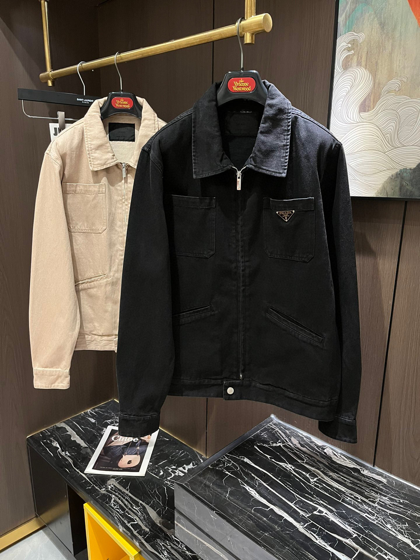 NO:136358,New PRA25 product wash denim jacket, early autumn is the season to wear denim jackets again. The same style for men and women is cool and cool. It uses customized high-quality twill cotton-washed denim fabric, with delicate texture and natural cotton feel, and it has both bone-skinned and softness. It is not picky about the classic washing color, regular style cutting, exquisite details and workmanship are super good, and the denim texture is very amazing. It is comfortable and stylish to wear, suitable for men and women!  Code number M-2XL, prada, jackets & coats, alexander wang19860909PRA25新品 水洗牛仔外套,初秋又到了穿牛仔衣的季节,男女同款又酷又飒爽,采用定制高品质斜纹棉质水洗牛仔面料,纹理细腻,棉感自然,既有筋骨感又不失柔软,不挑人的经典水洗色,常规版型裁剪,精致细节做工超级好,牛仔质感上身效果非常惊艳,穿着舒适又有型,适合男女穿搭！码数M-2XL,,prada,jackets & coats,alexander wang,Men's clothing