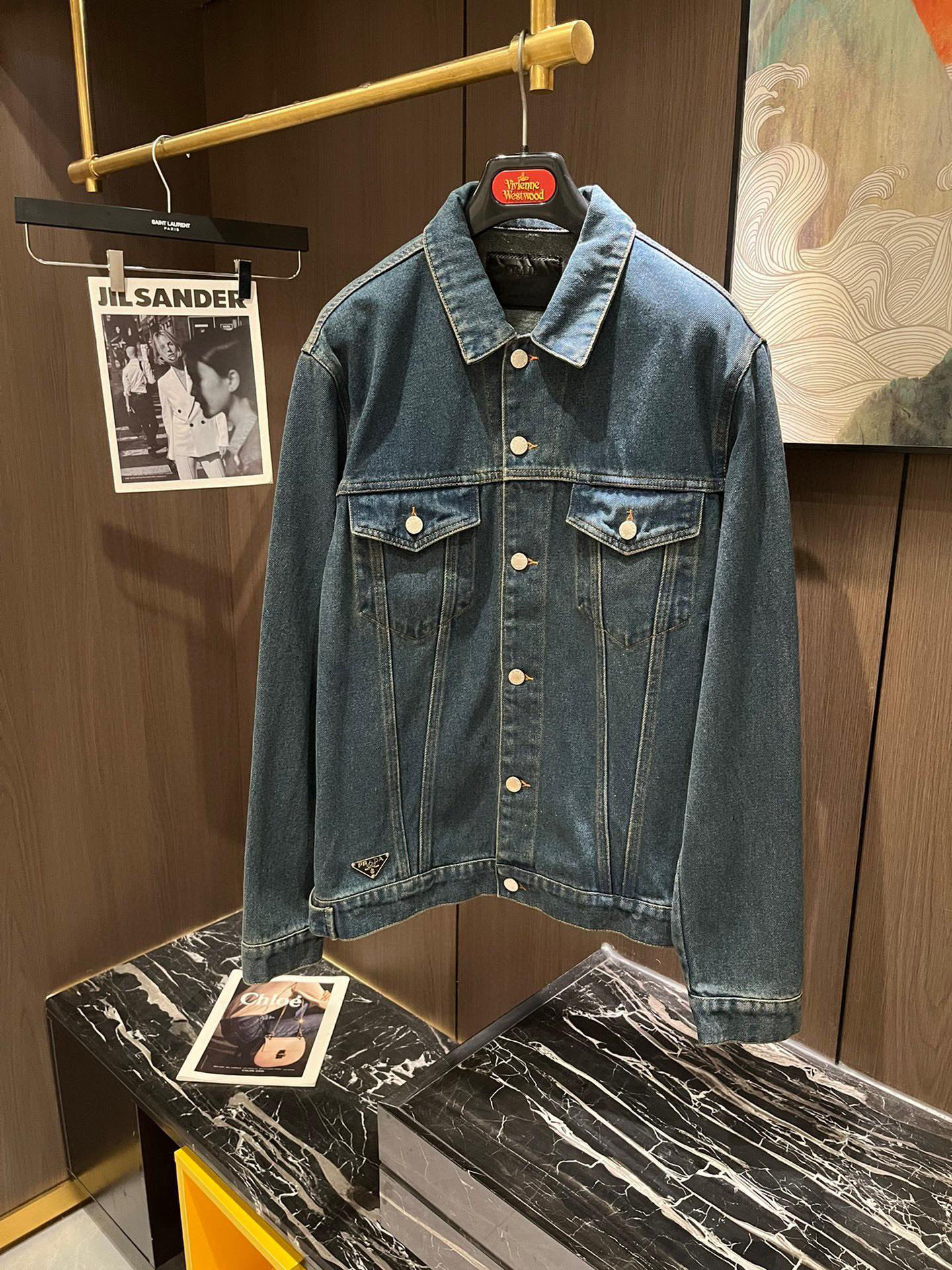 NO:136333,PRAD Triangle Lightweight Denim Denim Jacket This lightweight jacket features simple modern silhouette and wash tannin denim fabric. The shirt collar design is matched with contrasting stitching, and the hem is coated with enamel triangle metal logo to highlight a unique and exquisite style. Number M-2XL, prada, prada, jackets & coats, jackets & coats, shirts, alexander wang19860909PRAD普拉达三角轻盈丹宁牛仔夹克外套 这款轻盈夹克采用简洁现代廓形和水洗丹宁牛仔面料.衬衫领设计搭配撞色缝线,下摆涂珐琅三角形金属徽标彰显别具一格的精致格调.码数M-2XL,,prada,prada,jackets & coats,jackets & coats,shirts,alexander wang,Men's clothing