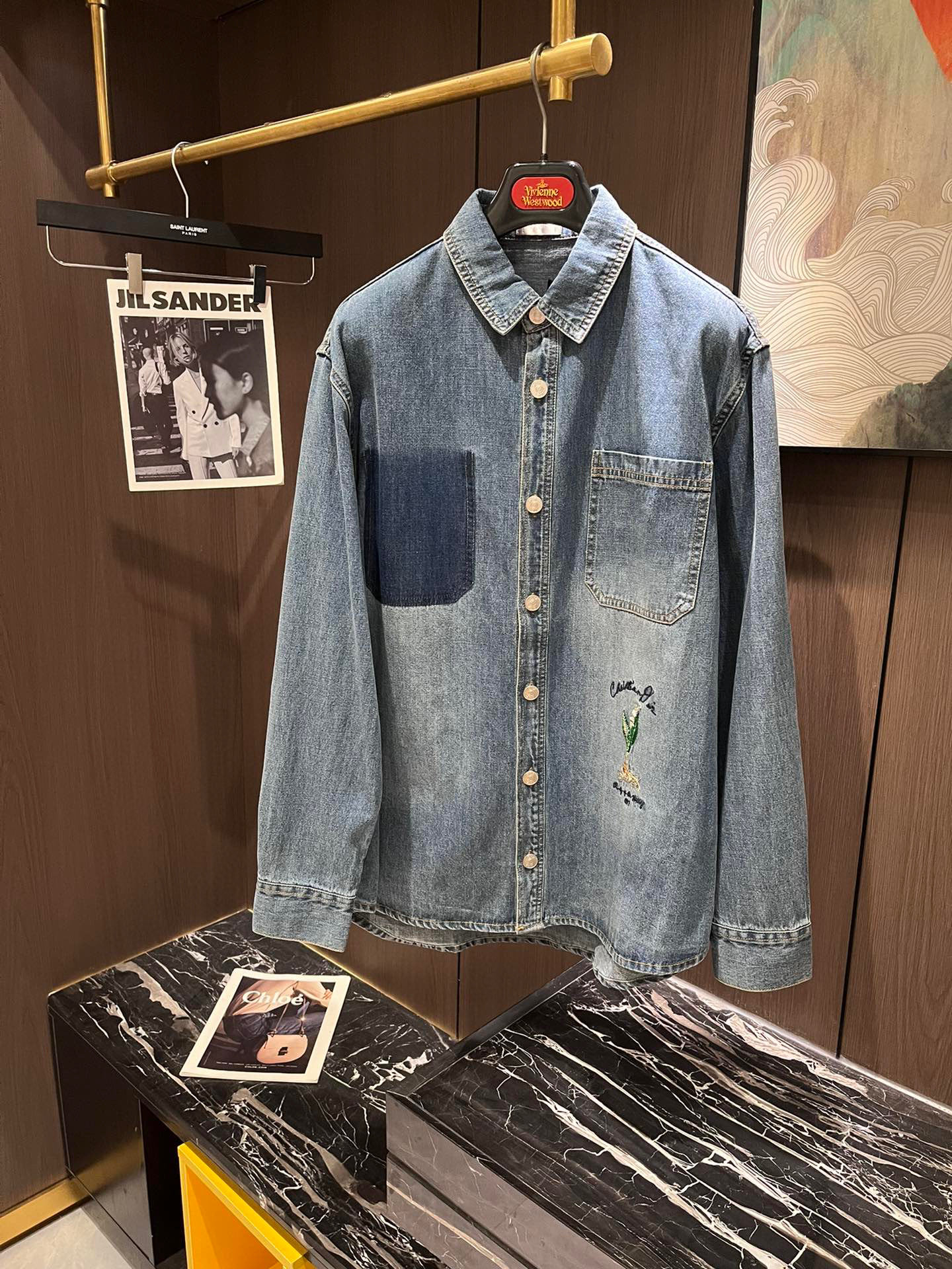 NO:136336,CD2025 Lily of the Valley Embroidered Denim Shirt This shirt is decorated with exquisite lily of the valley flower embroidery, embellished with handwritten style Christian DR logo and Lily of the Valley word to enhance the style and pay tribute to the beauty of plants. It is carefully crafted with blue cotton twill fabric, and the back is decorated with handwritten Christian DR embroidery and decorated with patch pockets on the chest to create a delicate style on the front. It is full of fashionable beauty and can be matched with matching tool jeans to create a modern look.. M-2XL, jeans,shirts,alexander wang19860909CD2025铃兰花刺绣牛仔衬衫 这款衬衫饰以精美的铃兰花朵刺绣,点缀以手写风格 Christian DR 标志和 Lily of the Valley 字样提升格调,致敬植物之美.采用蓝色棉质斜纹面料精心制作,背面饰以手写风格 Christian DR 刺绣,胸前贴袋装饰,打造正面精致风范.富有时尚美感,可搭配配套的工装牛仔裤,打造摩登造型..码数M-2XL,,jeans,shirts,alexander wang,Men's clothing