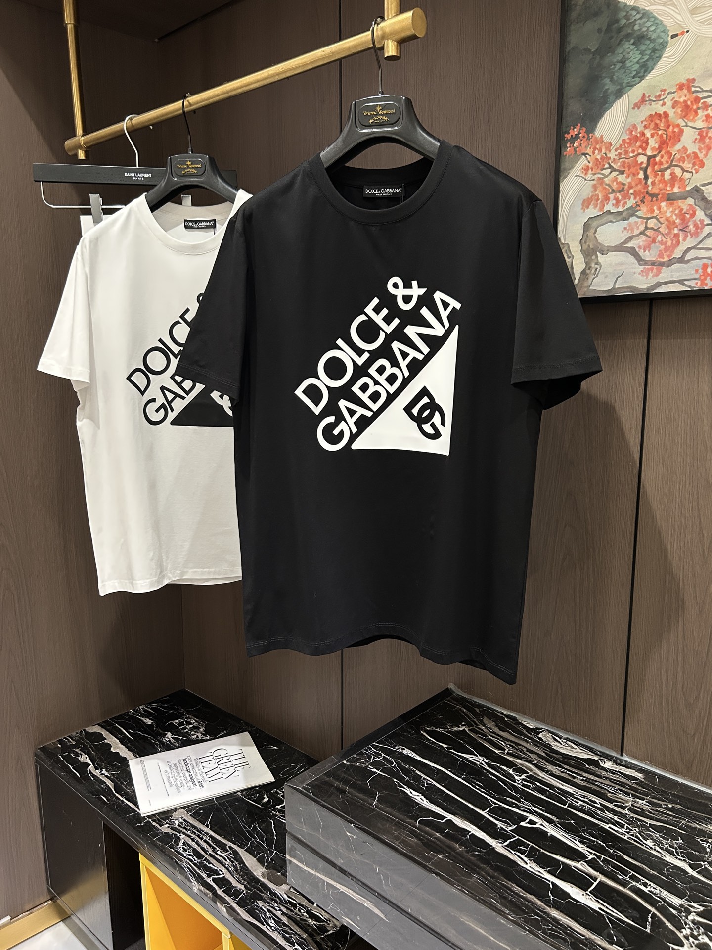 NO:137236,DG2025 spring and summer new short-sleeved sleeves have bright and bright overall color, smooth and soft feel, with a strong drape, natural and soft texture, super comfortable in the body, and a strong drape!  T-shirts are very comfortable and practical in daily wear, super toughness is better than ordinary cotton, the texture is delicate, soft and skin-friendly, the touch is light and cool, the color is bright and the color is fast, the breathability and drape are good..Dolce & Gabbana, T-shirt,tees, t-shirt,alexander wang19860909DG2025 春夏新款短袖 整体上色泽较鲜明和光亮,手感顺滑揉软,悬垂感特强,质地自然柔软、贴身超级舒服,悬垂感特强！ T恤日常穿搭很自在很实用,超级的有韧性比起一般的棉手感质感都更好的,面料质地细腻、柔软、亲肤,触感轻薄凉爽,色泽艳丽色牢度高,透气性及悬垂性好..码数M-3XL,,Dolce&Gabbana,T-shirt,tees，t-shirt,alexander wang,Men's clothing