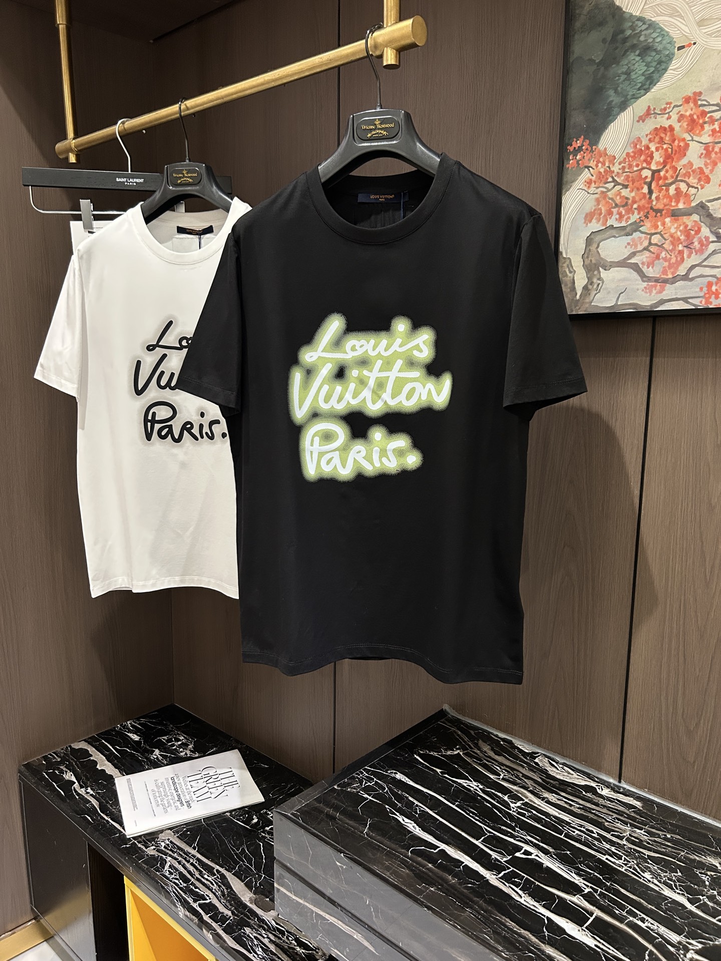 NO:137238,LV2025 spring and summer new short-sleeved sleeves have a bright and bright overall color, smooth and soft feel, with a strong drape, natural and soft texture, super comfortable in the body, and a strong drape!  T-shirts are very comfortable and practical in daily wear, super toughness is better than ordinary cotton, the texture is delicate, soft and skin-friendly, the touch is light and cool, the color is bright and the color is fast, the breathability and drape are good.. M-3XL,,louis vuitton, T-shirt,tees, t-shirt,alexander wang19860909LV2025 春夏新款短袖 整体上色泽较鲜明和光亮,手感顺滑揉软,悬垂感特强,质地自然柔软、贴身超级舒服,悬垂感特强！ T恤日常穿搭很自在很实用,超级的有韧性比起一般的棉手感质感都更好的,面料质地细腻、柔软、亲肤,触感轻薄凉爽,色泽艳丽色牢度高,透气性及悬垂性好..码数M-3XL,,louis vuitton,T-shirt,tees，t-shirt,alexander wang,Men's clothing