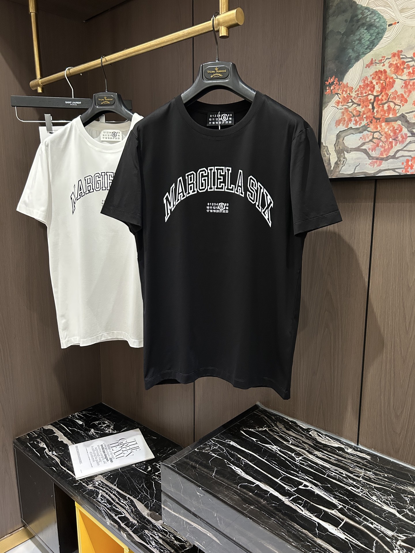 NO:137241,MM6.2025 Spring and Summer new short-sleeved sleeves have bright and bright overall color, smooth and soft feel, with a strong drape, natural and soft texture, super comfortable in the body, and a strong drape!  T-shirts are very comfortable and practical in daily wear, super toughness is better than ordinary cotton, the texture is delicate, soft and skin-friendly, the touch is light and cool, the color is bright and the color is high in fastness, breathability and drape..M-3XL,,masion margiela,T-shirt,tees,t-shirt,alexander wang19860909MM6.2025 春夏新款短袖 整体上色泽较鲜明和光亮,手感顺滑揉软,悬垂感特强,质地自然柔软、贴身超级舒服,悬垂感特强！ T恤日常穿搭很自在很实用,超级的有韧性比起一般的棉手感质感都更好的,面料质地细腻、柔软、亲肤,触感轻薄凉爽,色泽艳丽色牢度高,透气性及悬垂性好..码数M-3XL,,masion margiela,T-shirt,tees，t-shirt,alexander wang,Men's clothing