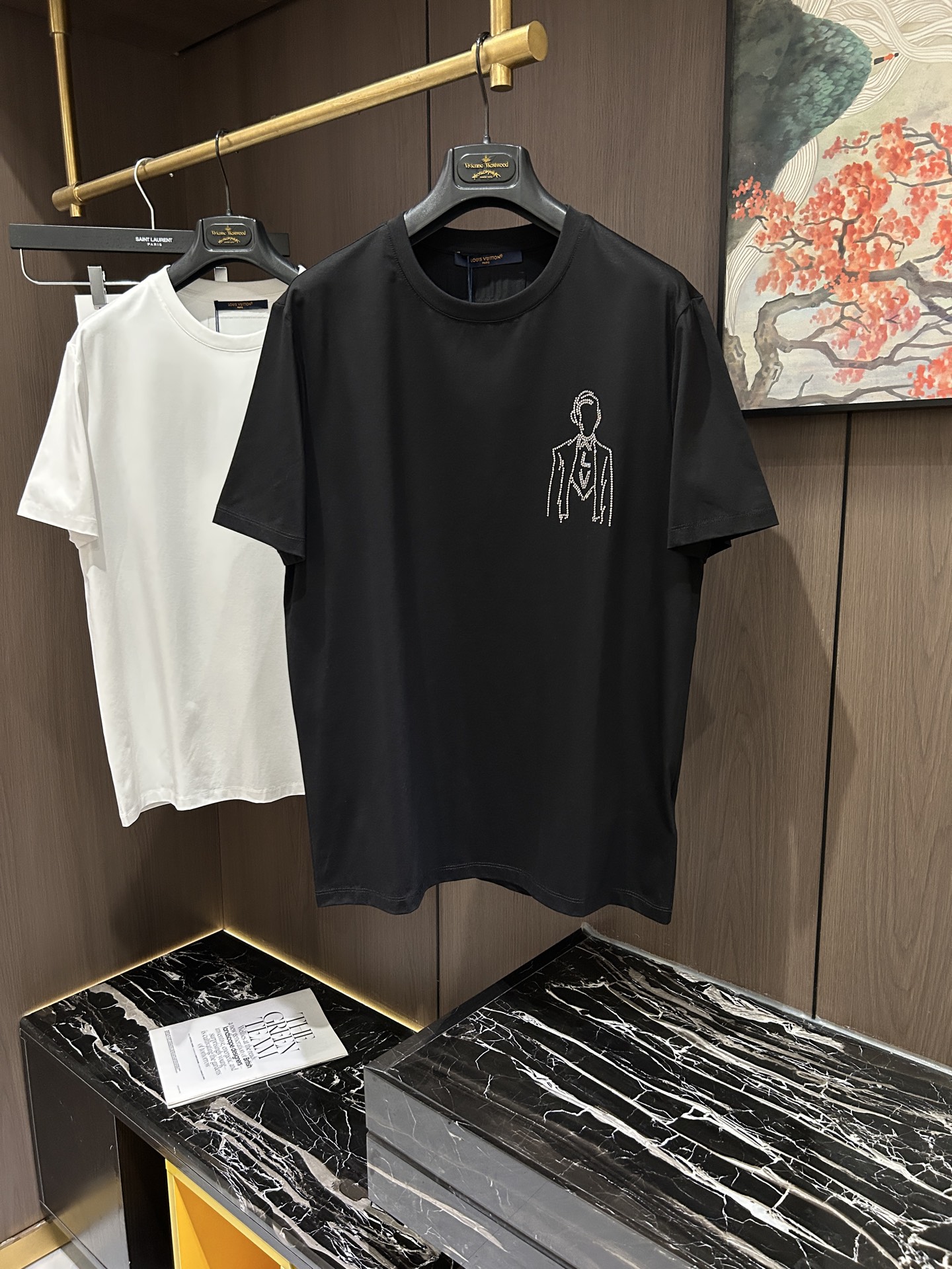 NO:137244,LV2025 spring and summer new short-sleeved sleeves have a bright and bright overall color, smooth and soft feel, with a strong drape, natural and soft texture, super comfortable in the body, and a strong drape!  T-shirts are very comfortable and practical in daily wear, super toughness is better than ordinary cotton, the texture is delicate, soft and skin-friendly, the touch is light and cool, the color is bright and the color is fast, the breathability and drape are good.. M-3XL,,louis vuitton, T-shirt,tees, t-shirt,alexander wang19860909LV2025 春夏新款短袖 整体上色泽较鲜明和光亮,手感顺滑揉软,悬垂感特强,质地自然柔软、贴身超级舒服,悬垂感特强！ T恤日常穿搭很自在很实用,超级的有韧性比起一般的棉手感质感都更好的,面料质地细腻、柔软、亲肤,触感轻薄凉爽,色泽艳丽色牢度高,透气性及悬垂性好..码数M-3XL,,louis vuitton,T-shirt,tees，t-shirt,alexander wang,Men's clothing