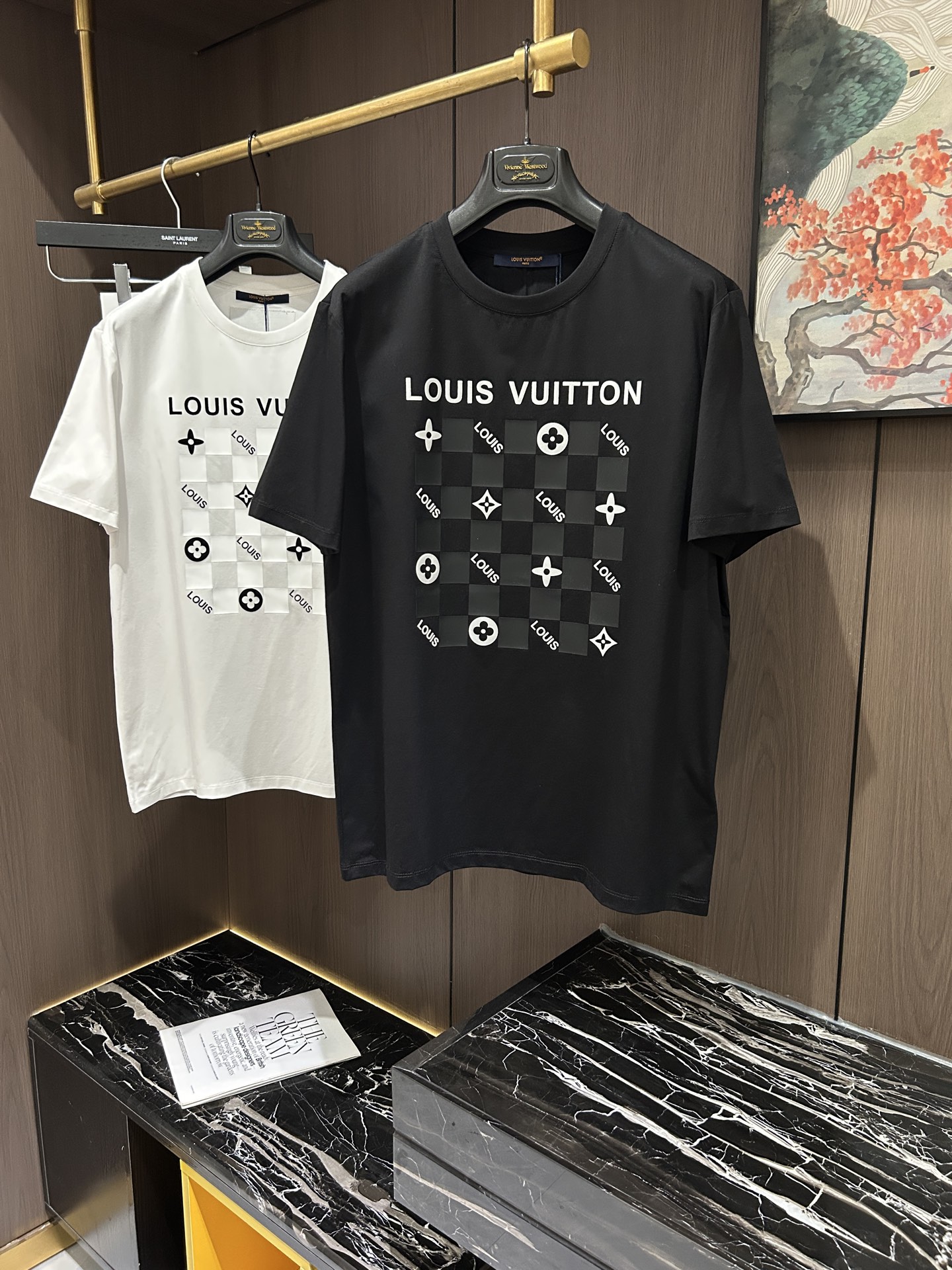 NO:137254,LV2025 spring and summer new short-sleeved sleeves have a bright and bright overall color, smooth and soft feel, with a strong drape, natural and soft texture, super comfortable in the body, and a strong drape!  T-shirts are very comfortable and practical in daily wear, super toughness is better than ordinary cotton, the texture is delicate, soft and skin-friendly, the touch is light and cool, the color is bright and the color is fast, the breathability and drape are good.. M-3XL,,louis vuitton, T-shirt,tees, t-shirt,alexander wang19860909LV2025 春夏新款短袖 整体上色泽较鲜明和光亮,手感顺滑揉软,悬垂感特强,质地自然柔软、贴身超级舒服,悬垂感特强！ T恤日常穿搭很自在很实用,超级的有韧性比起一般的棉手感质感都更好的,面料质地细腻、柔软、亲肤,触感轻薄凉爽,色泽艳丽色牢度高,透气性及悬垂性好..码数M-3XL,,louis vuitton,T-shirt,tees，t-shirt,alexander wang,Men's clothing