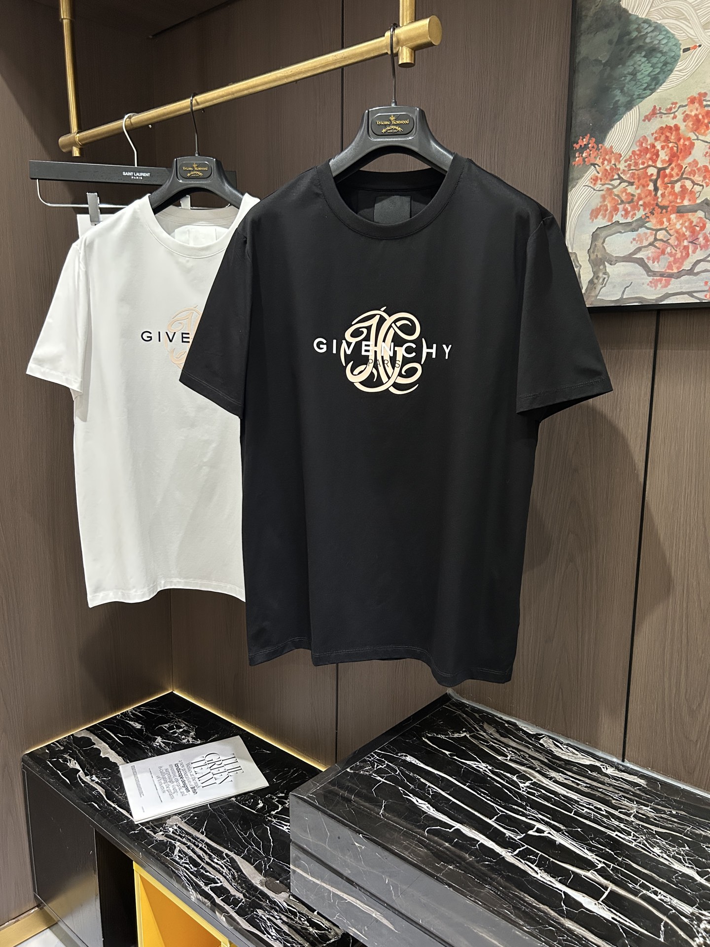 NO:137253,GIV2025 spring and summer new short-sleeved sleeves have bright and bright overall color, smooth and soft feel, with a strong drape, natural and soft texture, super comfortable close body, and a strong drape!  T-shirts are very comfortable and practical in daily wear, super toughness is better than ordinary cotton, the texture is delicate, soft and skin-friendly, the touch is light and cool, the color is bright and the color is fast, the breathability and drape are good.. Number of codes M-3XL, T-shirt,tees, t-shirt,alexander wang19860909GIV2025 春夏新款短袖 整体上色泽较鲜明和光亮,手感顺滑揉软,悬垂感特强,质地自然柔软、贴身超级舒服,悬垂感特强！ T恤日常穿搭很自在很实用,超级的有韧性比起一般的棉手感质感都更好的,面料质地细腻、柔软、亲肤,触感轻薄凉爽,色泽艳丽色牢度高,透气性及悬垂性好..码数M-3XL,,T-shirt,tees，t-shirt,alexander wang,Men's clothing