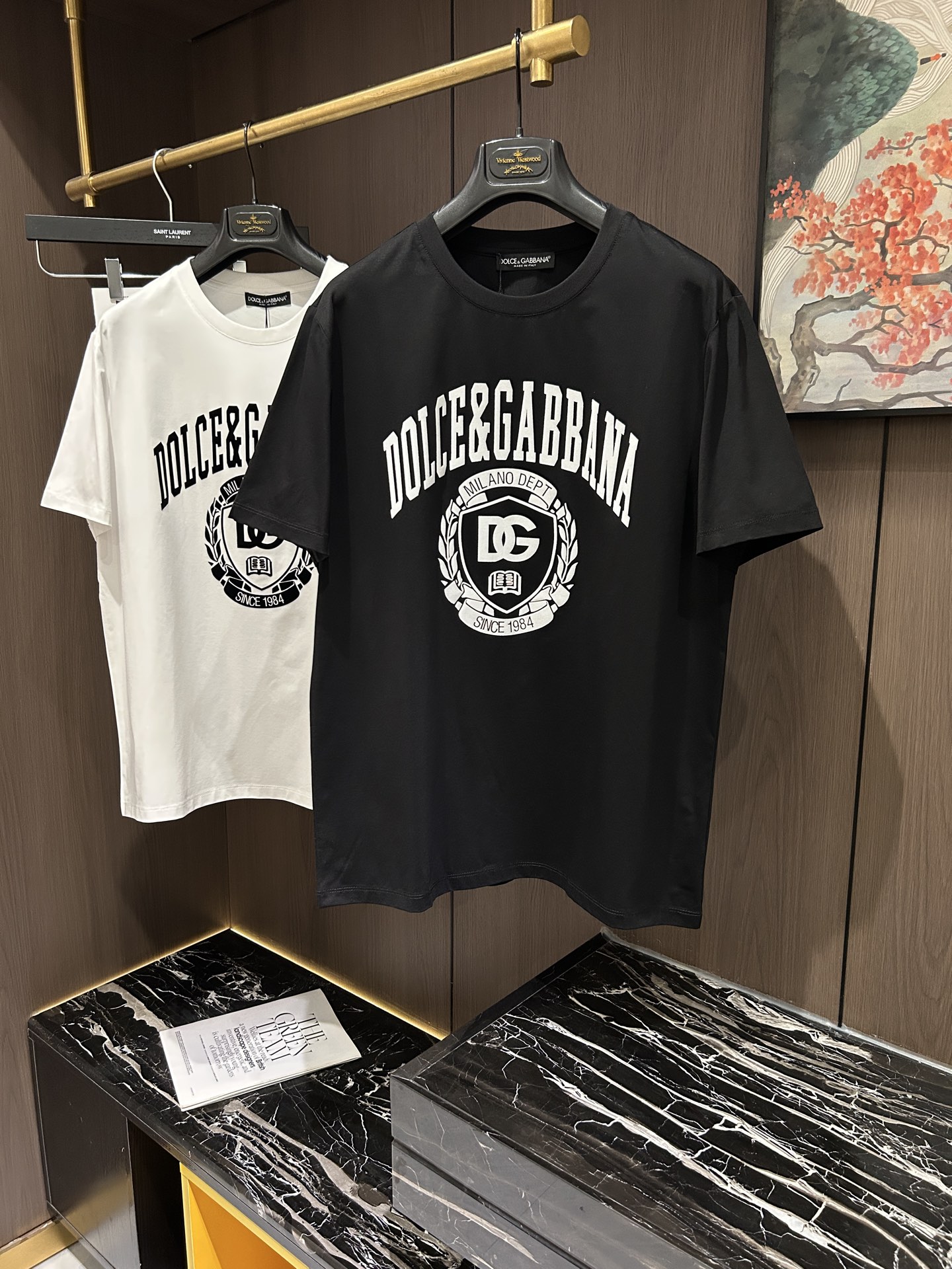 NO:137258,DG2025 spring and summer new short-sleeved sleeves have bright and bright overall color, smooth and soft feel, with a strong drape, natural and soft texture, super comfortable in the body, and a strong drape!  T-shirts are very comfortable and practical in daily wear, super toughness is better than ordinary cotton, the texture is delicate, soft and skin-friendly, the touch is light and cool, the color is bright and the color is fast, the breathability and drape are good..Dolce & Gabbana, T-shirt,tees, t-shirt,alexander wang19860909DG2025 春夏新款短袖 整体上色泽较鲜明和光亮,手感顺滑揉软,悬垂感特强,质地自然柔软、贴身超级舒服,悬垂感特强！ T恤日常穿搭很自在很实用,超级的有韧性比起一般的棉手感质感都更好的,面料质地细腻、柔软、亲肤,触感轻薄凉爽,色泽艳丽色牢度高,透气性及悬垂性好..码数M-3XL,,Dolce&Gabbana,T-shirt,tees，t-shirt,alexander wang,Men's clothing