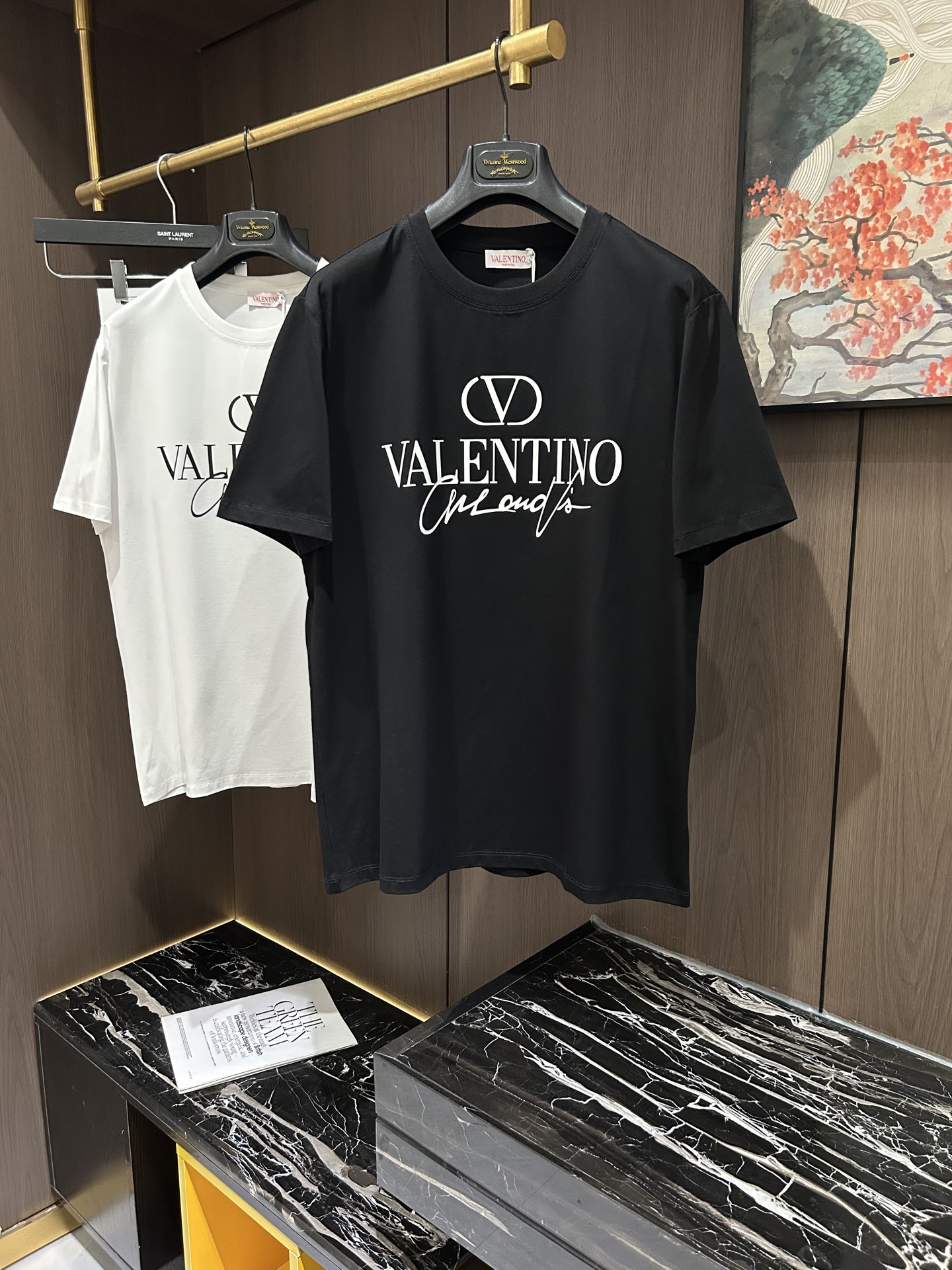 NO:137260,VLT2025 spring and summer new short-sleeved sleeves have a bright and bright overall color, smooth and soft feel, with a strong drape, natural and soft texture, super comfortable in the body, and a strong drape!  T-shirts are very comfortable and practical in daily wear, super toughness is better than ordinary cotton, the texture is delicate, soft and skin-friendly, the touch is light and cool, the color is bright and the color is fast, the breathability and drape are good.. Number of codes M-3XL, T-shirt,tees, t-shirt,alexander wang19860909VLT2025 春夏新款短袖 整体上色泽较鲜明和光亮,手感顺滑揉软,悬垂感特强,质地自然柔软、贴身超级舒服,悬垂感特强！ T恤日常穿搭很自在很实用,超级的有韧性比起一般的棉手感质感都更好的,面料质地细腻、柔软、亲肤,触感轻薄凉爽,色泽艳丽色牢度高,透气性及悬垂性好..码数M-3XL,,T-shirt,tees，t-shirt,alexander wang,Men's clothing