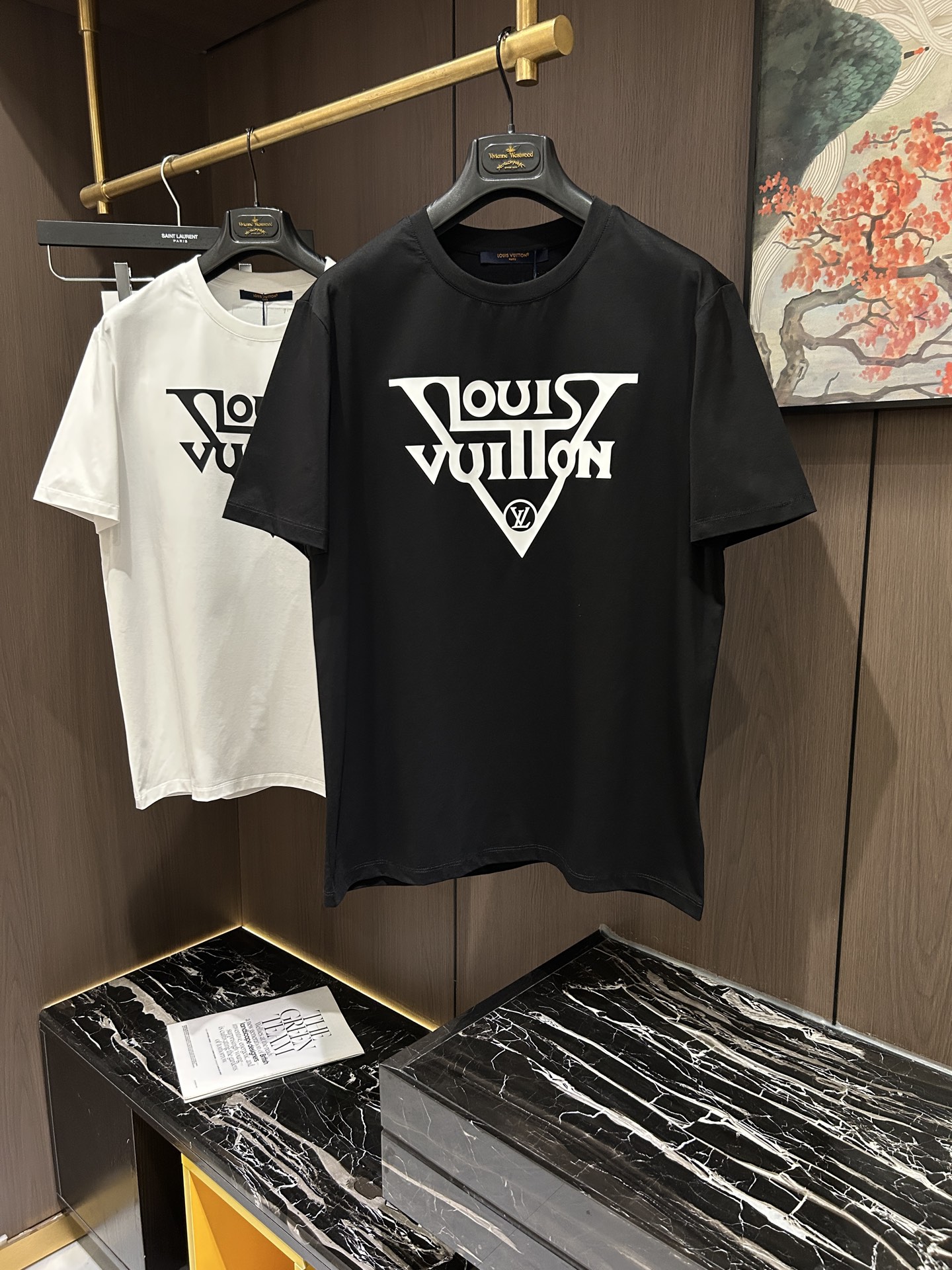 NO:137264,LV2025 spring and summer new short-sleeved sleeves have a bright and bright overall color, smooth and soft feel, with a strong drape, natural and soft texture, super comfortable in the body, and a strong drape!  T-shirts are very comfortable and practical in daily wear, super toughness is better than ordinary cotton, the texture is delicate, soft and skin-friendly, the touch is light and cool, the color is bright and the color is fast, the breathability and drape are good.. M-3XL,,louis vuitton, T-shirt,tees, t-shirt,alexander wang19860909LV2025 春夏新款短袖 整体上色泽较鲜明和光亮,手感顺滑揉软,悬垂感特强,质地自然柔软、贴身超级舒服,悬垂感特强！ T恤日常穿搭很自在很实用,超级的有韧性比起一般的棉手感质感都更好的,面料质地细腻、柔软、亲肤,触感轻薄凉爽,色泽艳丽色牢度高,透气性及悬垂性好..码数M-3XL,,louis vuitton,T-shirt,tees，t-shirt,alexander wang,Men's clothing