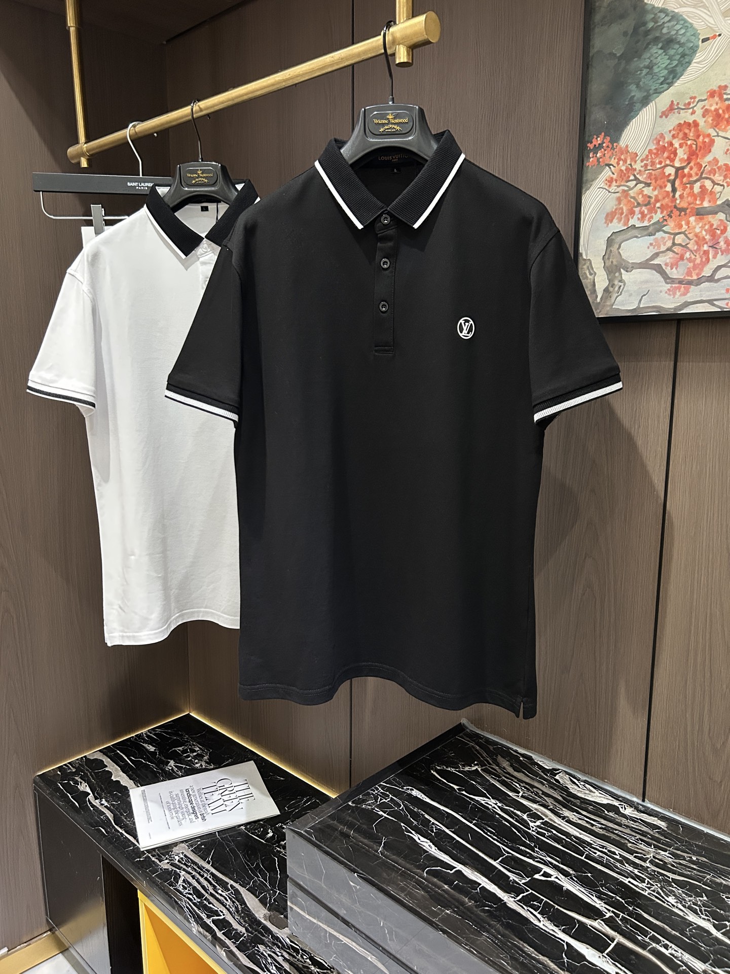 NO:137266,LV25S Spring and Summer Men's POLO Iconic LOGO logo on the chest overall is very light business and casual!  !  The upper body is light, comfortable and smooth. It is definitely a piece that makes you feel good for money!  !  !  Code number M-4XL, louis vuitton,alexander wang19860909LV25S春夏男士POLO 胸前标志性LOGO徽标 整体非常的轻商务休闲！！上身轻盈舒适顺滑 到手绝对让你觉得物有所值的一件单品！！！码数M-4XL,,louis vuitton,alexander wang,Men's clothing