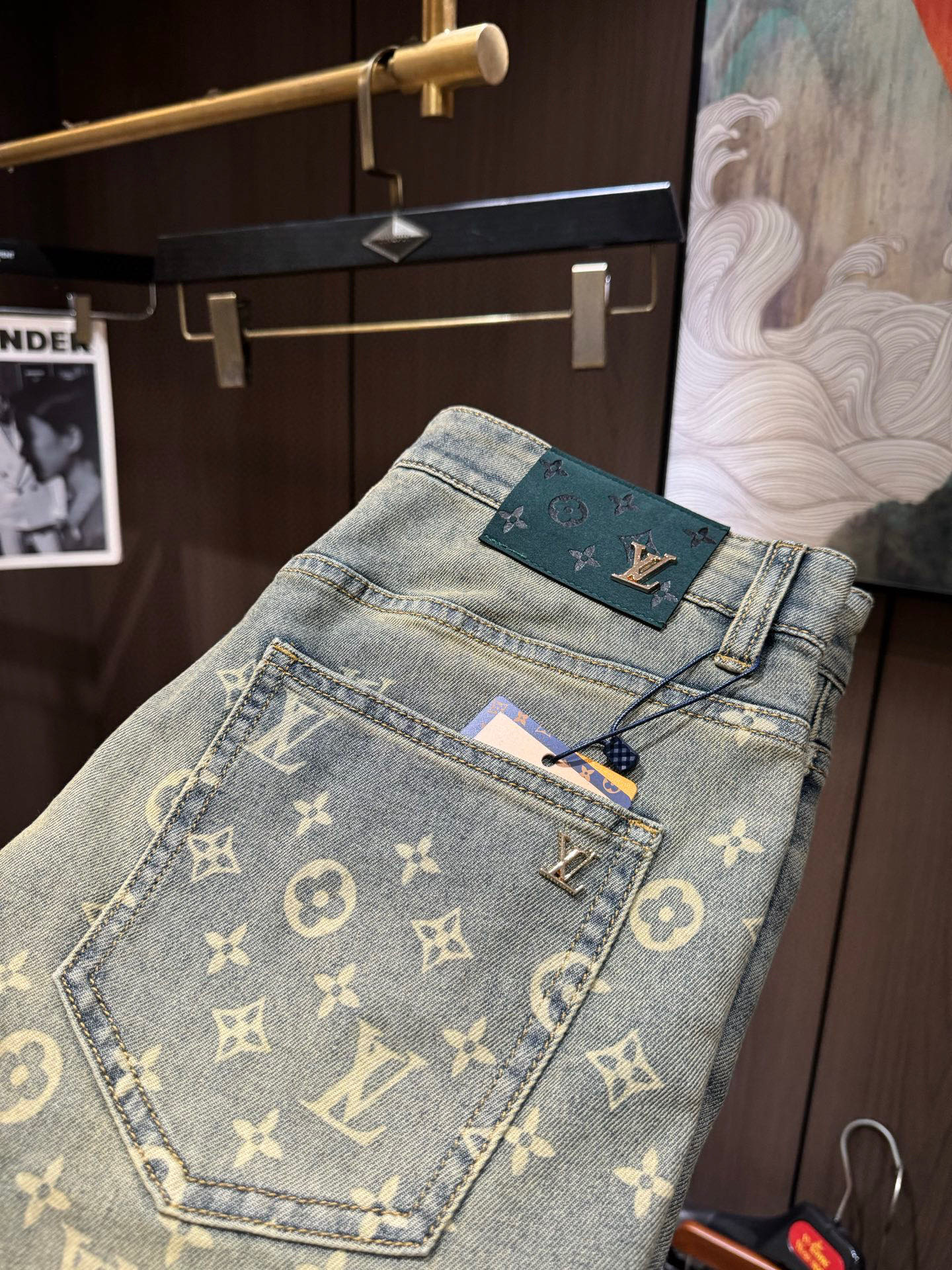 NO:139597,LV25S spring and summer men's casual jeans......Made of cotton denim fabric, soft texture without losing muscles and bones, dry and tough feel. Classic iconic brand logo, soul-like embellishment. All indicators are top-quality, which naturally brings an excellent body feel!  !  !  Count 29-3837, louis vuitton,jeans,alexander wang19860909LV25S春夏男士休闲牛仔裤.......棉质牛仔面料打造 质地柔软又不失筋骨,手感干爽有韧性 经典的标志性品牌徽标,灵魂般的点缀 各项指标皆为上品,自然带来极佳的上身体感！！！码数29-3837,,louis vuitton,jeans,alexander wang,Men's clothing