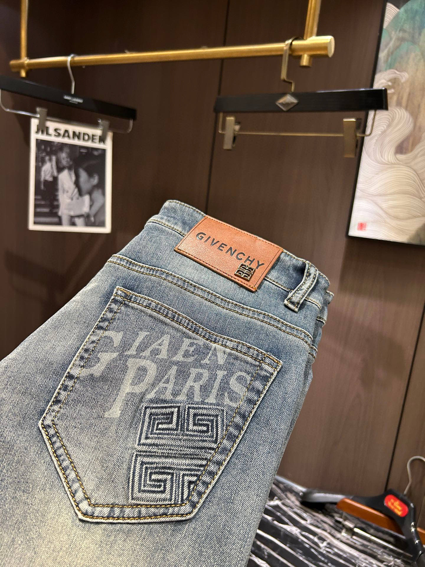 NO:139601,GIV25S spring and summer men's casual jeans......Made of cotton denim fabric, soft texture without losing muscles and bones, dry and tough feel. Classic iconic brand logo, soul-like embellishment. All indicators are top-quality, which naturally brings an excellent body feel!  !  !  29-3837, jeans,alexander wang19860909GIV25S春夏男士休闲牛仔裤.......棉质牛仔面料打造 质地柔软又不失筋骨,手感干爽有韧性 经典的标志性品牌徽标,灵魂般的点缀 各项指标皆为上品,自然带来极佳的上身体感！！！码数29-3837,,jeans,alexander wang,Men's clothing