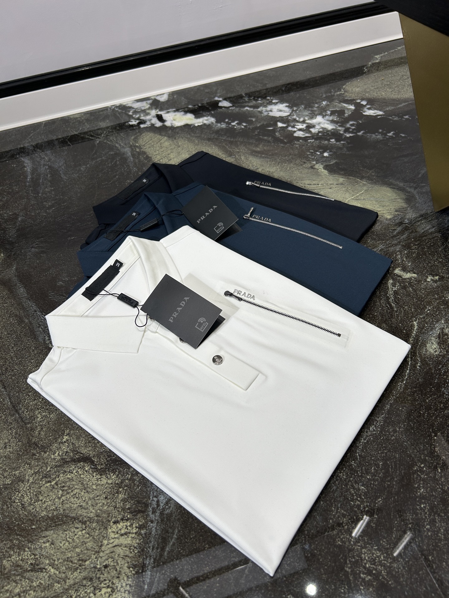 NO:146081,PRA25S spring and summer new business casual lapel short sleeve POLO, code number M-4XL, prada, T-shirt, alexander wang19860909PRA25S春夏新款商务休闲翻领短袖POLO,码数M-4XL,,prada,T-shirt,alexander wang,Men's clothing