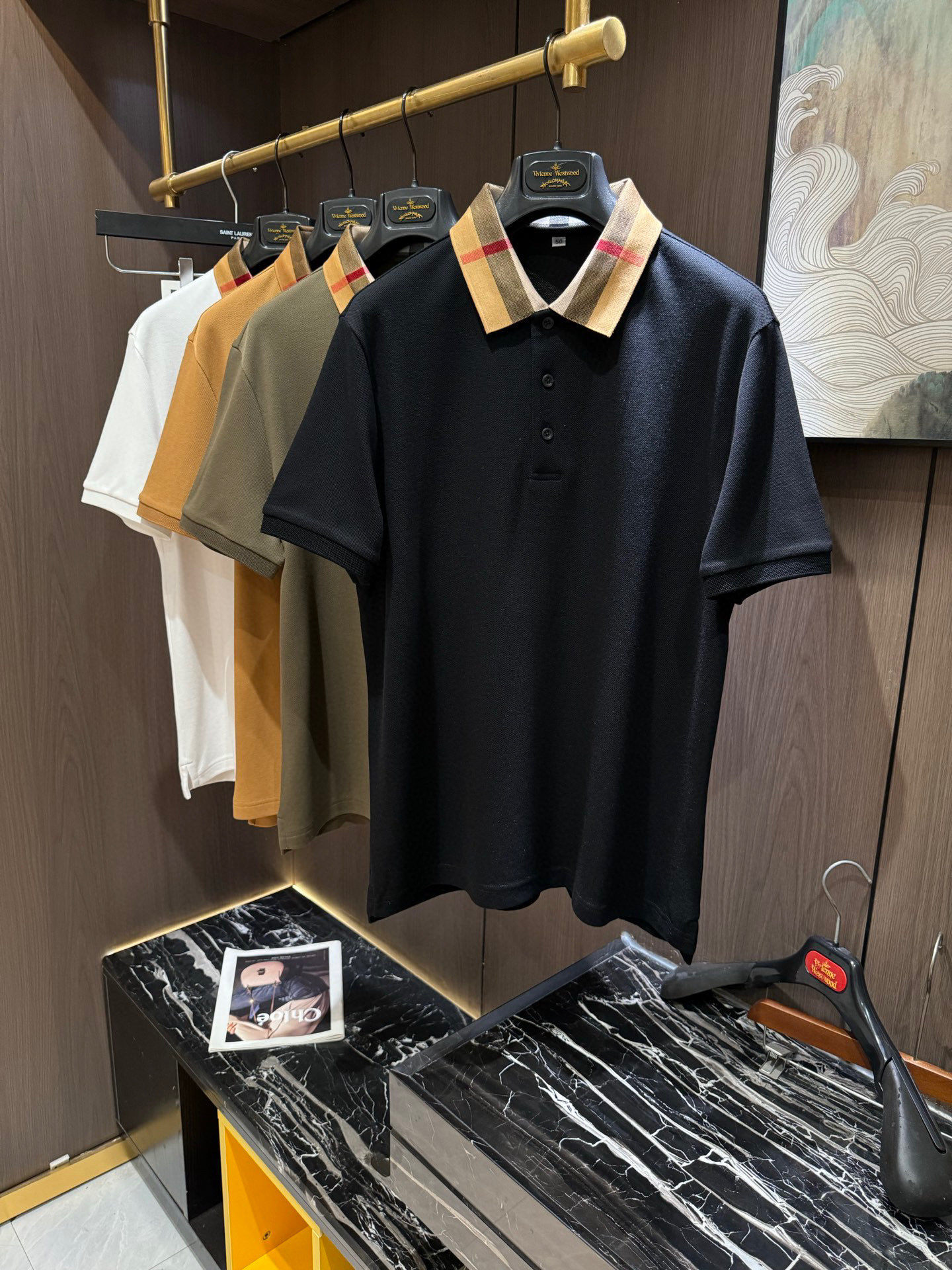 NO:148582,BUR25S Spring and Summer Men's POLO Iconic LOGO logo Overall very light business and casual!  !  Customer-supplied bead flooring cotton, the upper body is light, comfortable and smooth, and it is definitely a piece that makes you feel worthwhile!  !  !  Code number M-3XL, burberry, alexander wang19860909BUR25S春夏男士POLO 标志性LOGO徽标 整体非常的轻商务休闲！！客供珠地棉,上身轻盈舒适顺滑 到手绝对让你觉得物有所值的一件单品！！！码数M-3XL,,burberry,alexander wang,Men's clothing