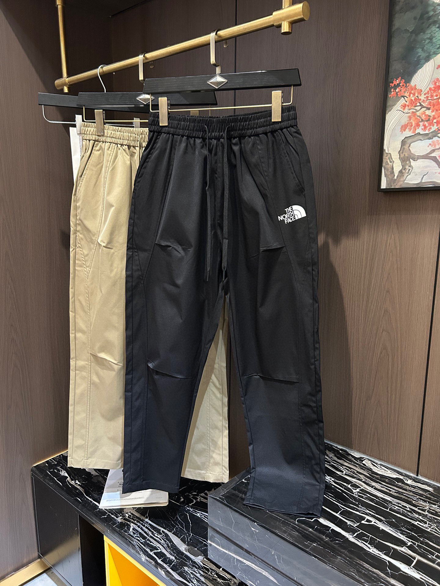 NO:148522,The North Face has the latest collection of men's casual pants in spring and summer 2025!  Soft and delicate, excellent feel!  The brand style is unobstructed!  Minimalist design, without extravagant elements to win the lead, the details are finely made, the hardware accessories are customized, the thickness is just right, easy to control various weather in spring and summer, classic colors are very energetic, and various styles of dressing, casual business, daily life, and fashion trends can be controlled!  Overall, both in terms of grade and fashion are extremely outstanding, bringing extraordinary clothing taste!  Code number M-3XL, The North Face,alexander wang19860909The North Face北面2025春夏最新系列男士休闲裤！柔软细腻,手感绝佳！品牌格调一览无余！极简主义设计,没有多余浮夸的元素来宣兵夺主,细节做工精细,五金配件原版定制,厚薄程度也是恰到好处,轻松驾驭春夏各种天气,经典颜色上身很显精气神,多种风格穿搭,休闲商务、日常生活、时尚潮流均可驾驭！整体不论是档次还是时尚感都是极为出色的,带来非凡的衣着品味！码数M-3XL,,The North Face,alexander wang,Men's clothing