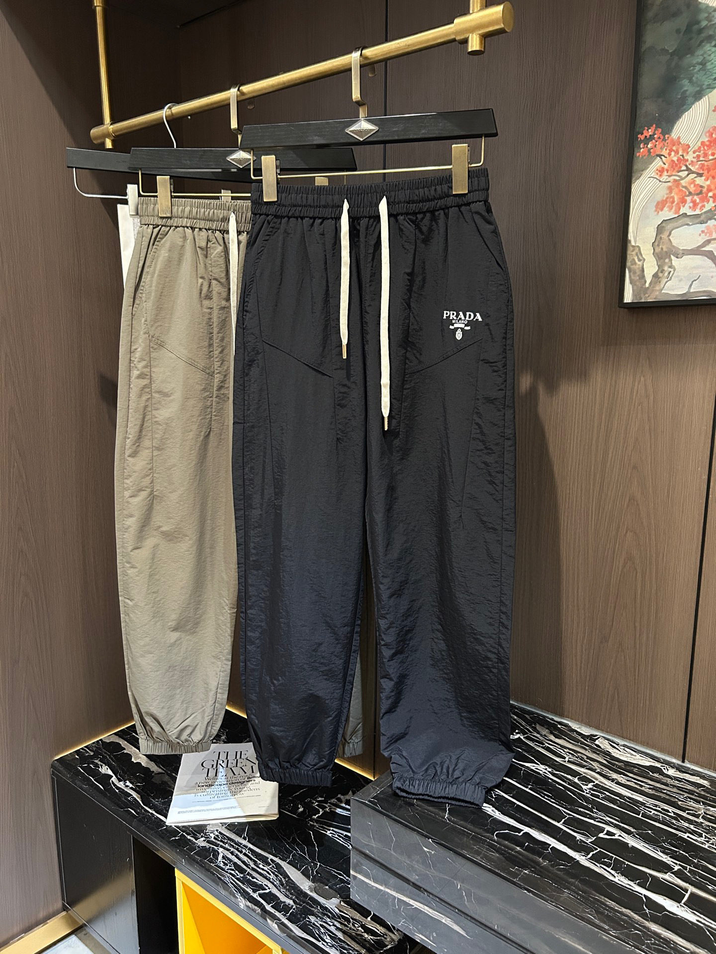 NO:148530,PRA2025 Spring and Summer Latest Series of Men's Casual Pants!  Soft and delicate, excellent feel!  The brand style is unobstructed!  Minimalist design, without extravagant elements to win the lead, the details are finely made, the hardware accessories are customized, the thickness is just right, easy to control various weather in spring and summer, classic colors are very energetic, and various styles of dressing, casual business, daily life, and fashion trends can be controlled!  Overall, both in terms of grade and fashion are extremely outstanding, bringing extraordinary clothing taste!  Code number M-3XL, prada, alexander wang19860909PRA2025春夏最新系列男士休闲裤！柔软细腻,手感绝佳！品牌格调一览无余！极简主义设计,没有多余浮夸的元素来宣兵夺主,细节做工精细,五金配件原版定制,厚薄程度也是恰到好处,轻松驾驭春夏各种天气,经典颜色上身很显精气神,多种风格穿搭,休闲商务、日常生活、时尚潮流均可驾驭！整体不论是档次还是时尚感都是极为出色的,带来非凡的衣着品味！码数M-3XL,,prada,alexander wang,Men's clothing