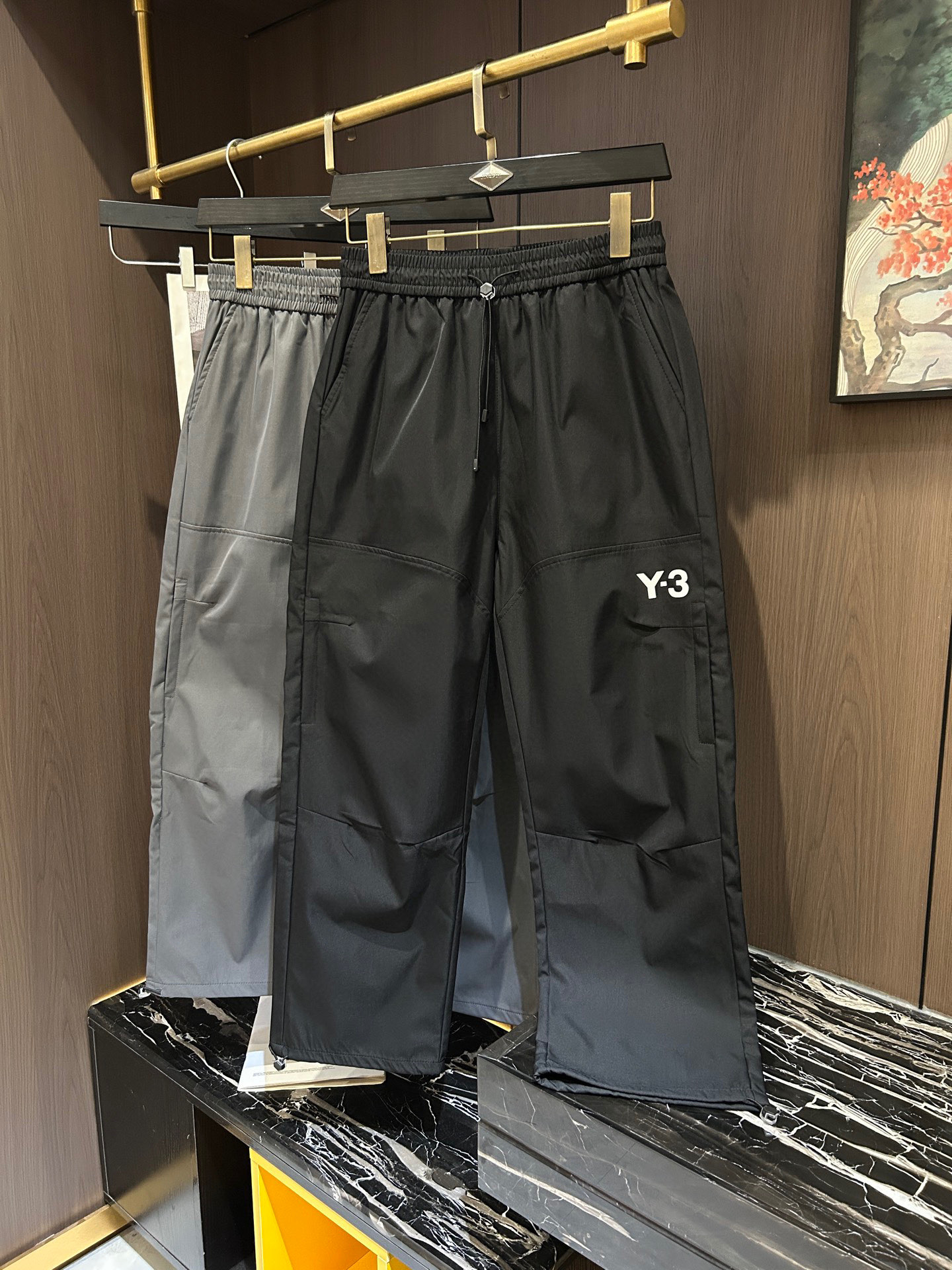 NO:148538,Y3.2025 Spring and Summer Latest Series Men's Casual Pants!  Soft and delicate, excellent feel!  The brand style is unobstructed!  Minimalist design, without extravagant elements to win the lead, the details are finely made, the hardware accessories are customized, the thickness is just right, easy to control various weather in spring and summer, classic colors are very energetic, and various styles of dressing, casual business, daily life, and fashion trends can be controlled!  Overall, both in terms of grade and fashion are extremely outstanding, bringing extraordinary clothing taste!  Code number M-3XL, alexander wang19860909Y3.2025春夏最新系列男士休闲裤！柔软细腻,手感绝佳！品牌格调一览无余！极简主义设计,没有多余浮夸的元素来宣兵夺主,细节做工精细,五金配件原版定制,厚薄程度也是恰到好处,轻松驾驭春夏各种天气,经典颜色上身很显精气神,多种风格穿搭,休闲商务、日常生活、时尚潮流均可驾驭！整体不论是档次还是时尚感都是极为出色的,带来非凡的衣着品味！码数M-3XL,,alexander wang,Men's clothing