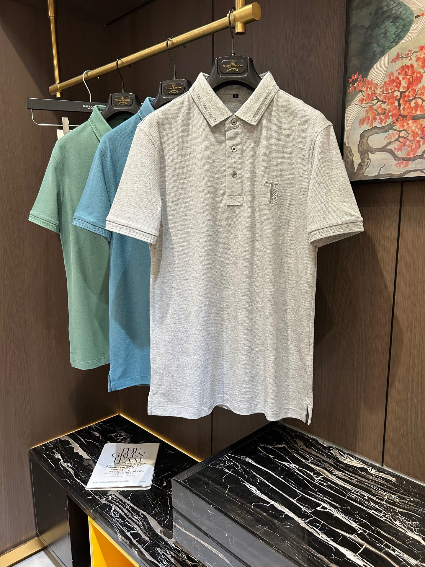 NO:148671,BUR25S Spring and Summer Men's POLO Iconic LOGO logo on the chest. Overall, it is very light business and casual!  !  The upper body is light, comfortable and smooth. It is definitely a piece that makes you feel good for money!  !  !  Code number M-3XL, burberry, alexander wang19860909BUR25S春夏男士POLO 胸前标志性LOGO徽标 整体非常的轻商务休闲！！上身轻盈舒适顺滑 到手绝对让你觉得物有所值的一件单品！！！码数M-3XL,,burberry,alexander wang,Men's clothing