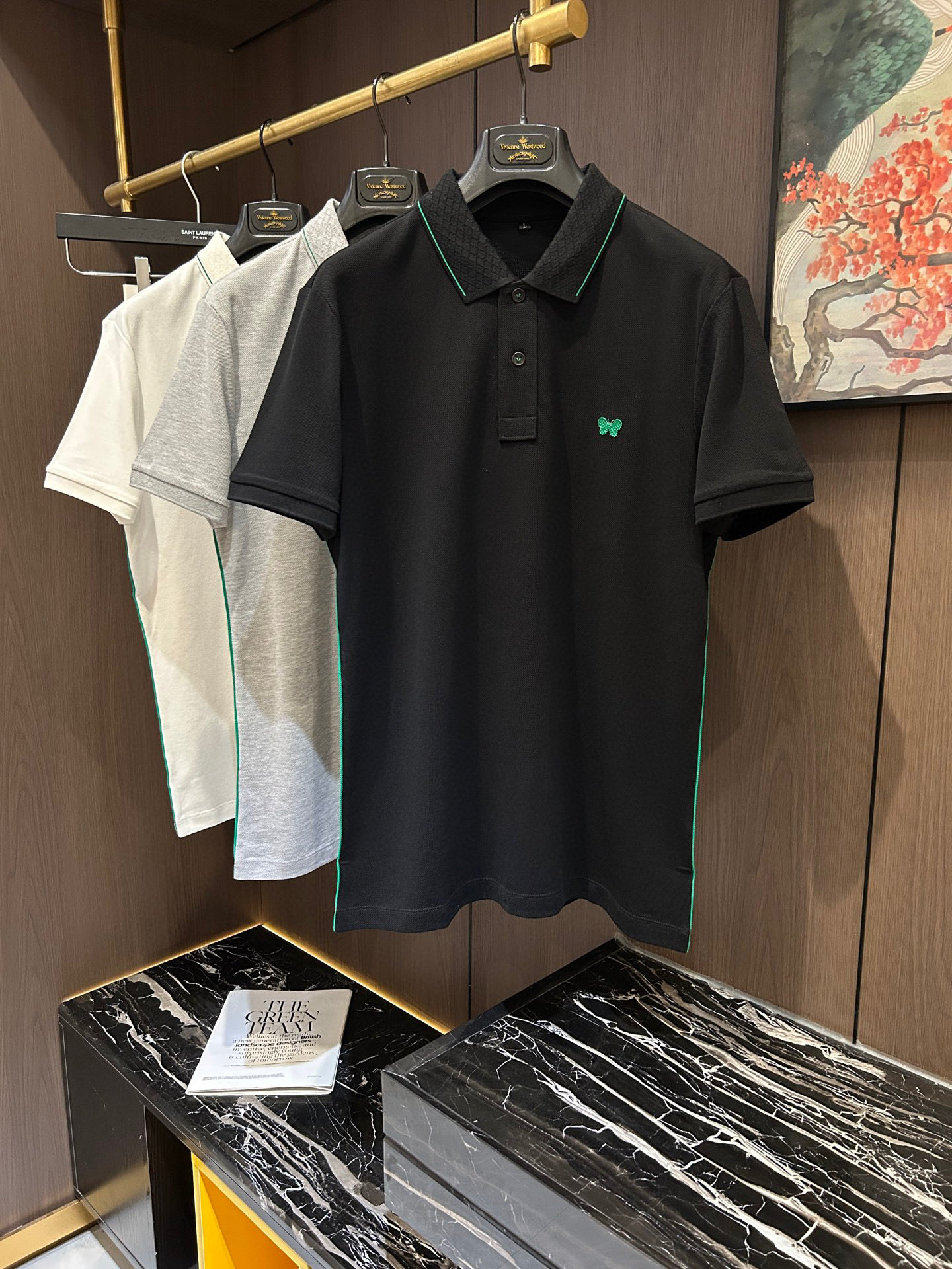 NO:148589,BV25S Spring and Summer Men's POLO Iconic LOGO logo on the chest. Overall, it is very light business and casual!  !  The upper body is light, comfortable and smooth. It is definitely a piece that makes you feel good for money!  !  !  Code number M-3XL, bottega veneta, alexander wang19860909BV25S春夏男士POLO 胸前标志性LOGO徽标 整体非常的轻商务休闲！！上身轻盈舒适顺滑 到手绝对让你觉得物有所值的一件单品！！！码数M-3XL,,bottega veneta,alexander wang,Men's clothing