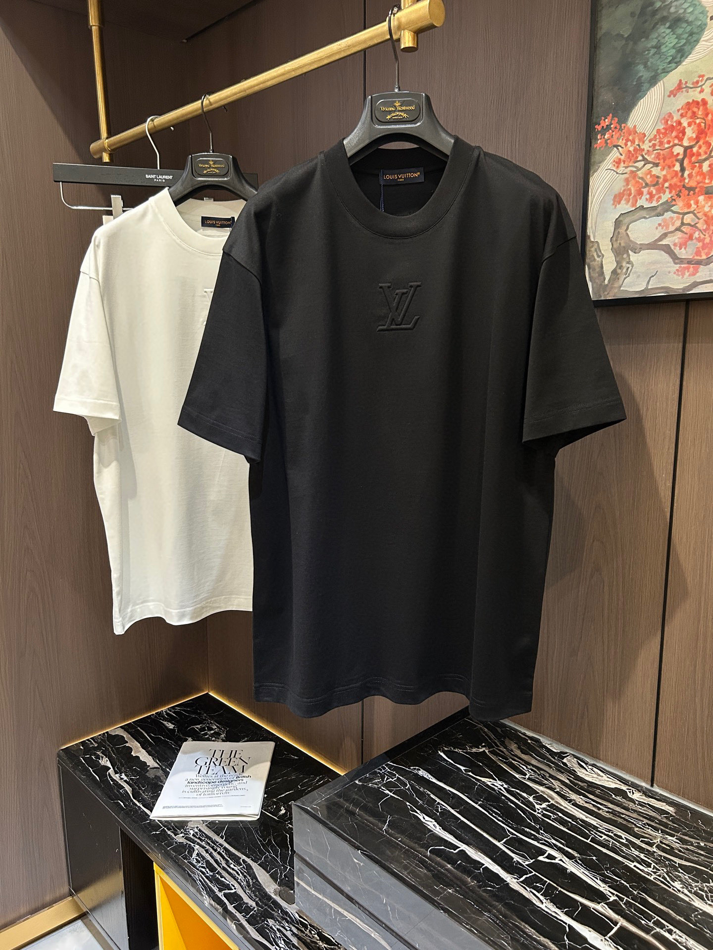 NO:148612,LV2025 spring and summer new short-sleeved sleeves have a bright and bright overall color, smooth and soft feel, with a strong drape, natural and soft texture, super comfortable in the body, and a strong drape!  T-shirts are very comfortable and practical in daily wear, super toughness is better than ordinary cotton, the texture is delicate, soft and skin-friendly, the touch is light and cool, the color is bright and the color is fast, the breathability and drape are good.. M-3XL,,louis vuitton, T-shirt,tees, t-shirt,alexander wang19860909LV2025 春夏新款短袖 整体上色泽较鲜明和光亮,手感顺滑揉软,悬垂感特强,质地自然柔软、贴身超级舒服,悬垂感特强！ T恤日常穿搭很自在很实用,超级的有韧性比起一般的棉手感质感都更好的,面料质地细腻、柔软、亲肤,触感轻薄凉爽,色泽艳丽色牢度高,透气性及悬垂性好..码数M-3XL,,louis vuitton,T-shirt,tees，t-shirt,alexander wang,Men's clothing