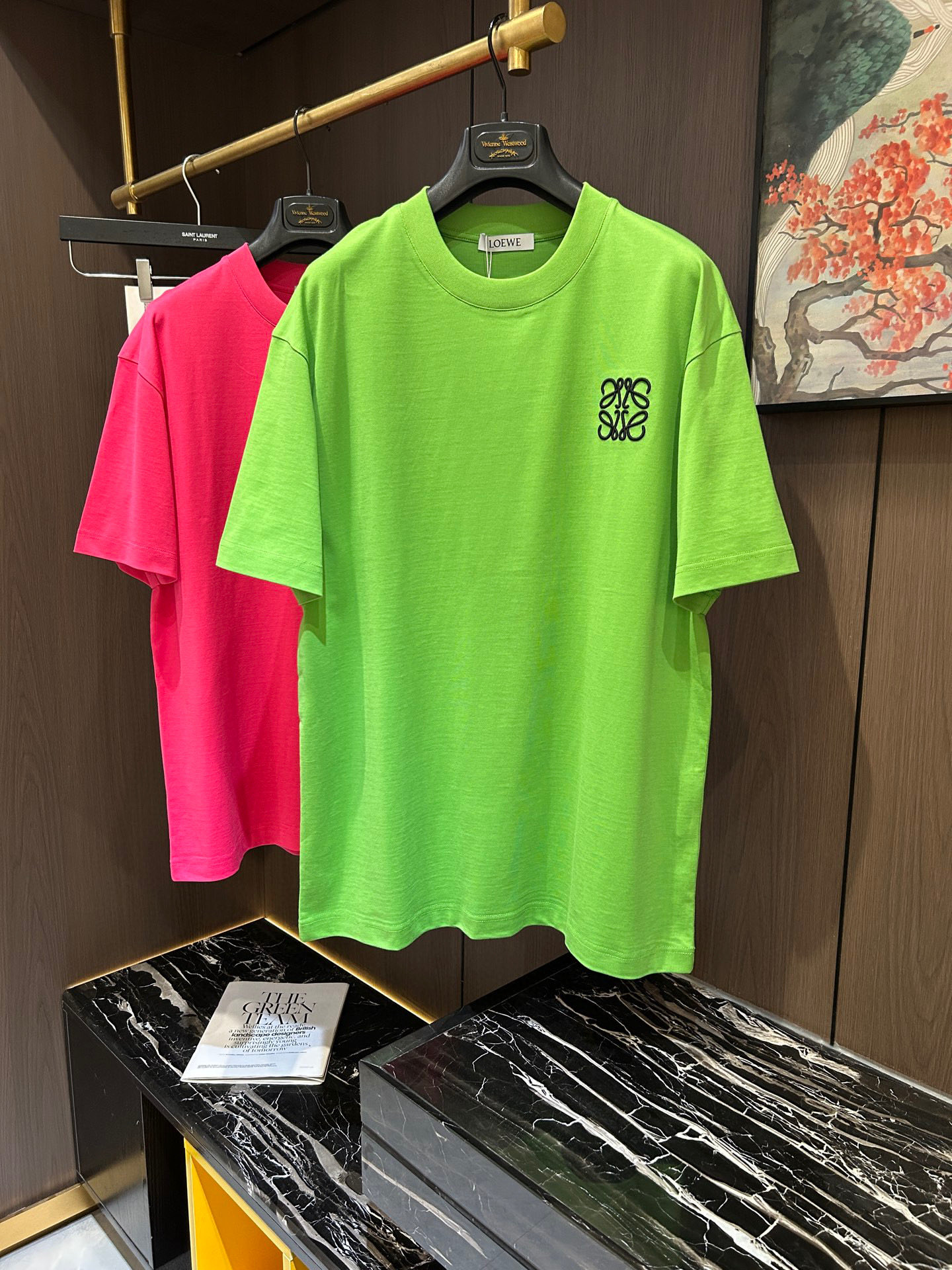 NO:148624,LOE2025 Spring and Summer New Short Sleeves. The overall color is bright and bright, with a smooth and soft feel, with a strong drape, a natural and soft texture, super comfortable in the body, and a strong drape!  T-shirts are very comfortable and practical in daily wear, super toughness is better than ordinary cotton, the texture is delicate, soft and skin-friendly, the touch is light and cool, the color is bright and the color is fast, the breathability and drape are good.. Number M-3XL, loewe, T-shirt, tees, t-shirt, alexander wang19860909LOE2025 春夏新款短袖 整体上色泽较鲜明和光亮,手感顺滑揉软,悬垂感特强,质地自然柔软、贴身超级舒服,悬垂感特强！ T恤日常穿搭很自在很实用,超级的有韧性比起一般的棉手感质感都更好的,面料质地细腻、柔软、亲肤,触感轻薄凉爽,色泽艳丽色牢度高,透气性及悬垂性好..码数M-3XL,,loewe,T-shirt,tees，t-shirt,alexander wang,Men's clothing