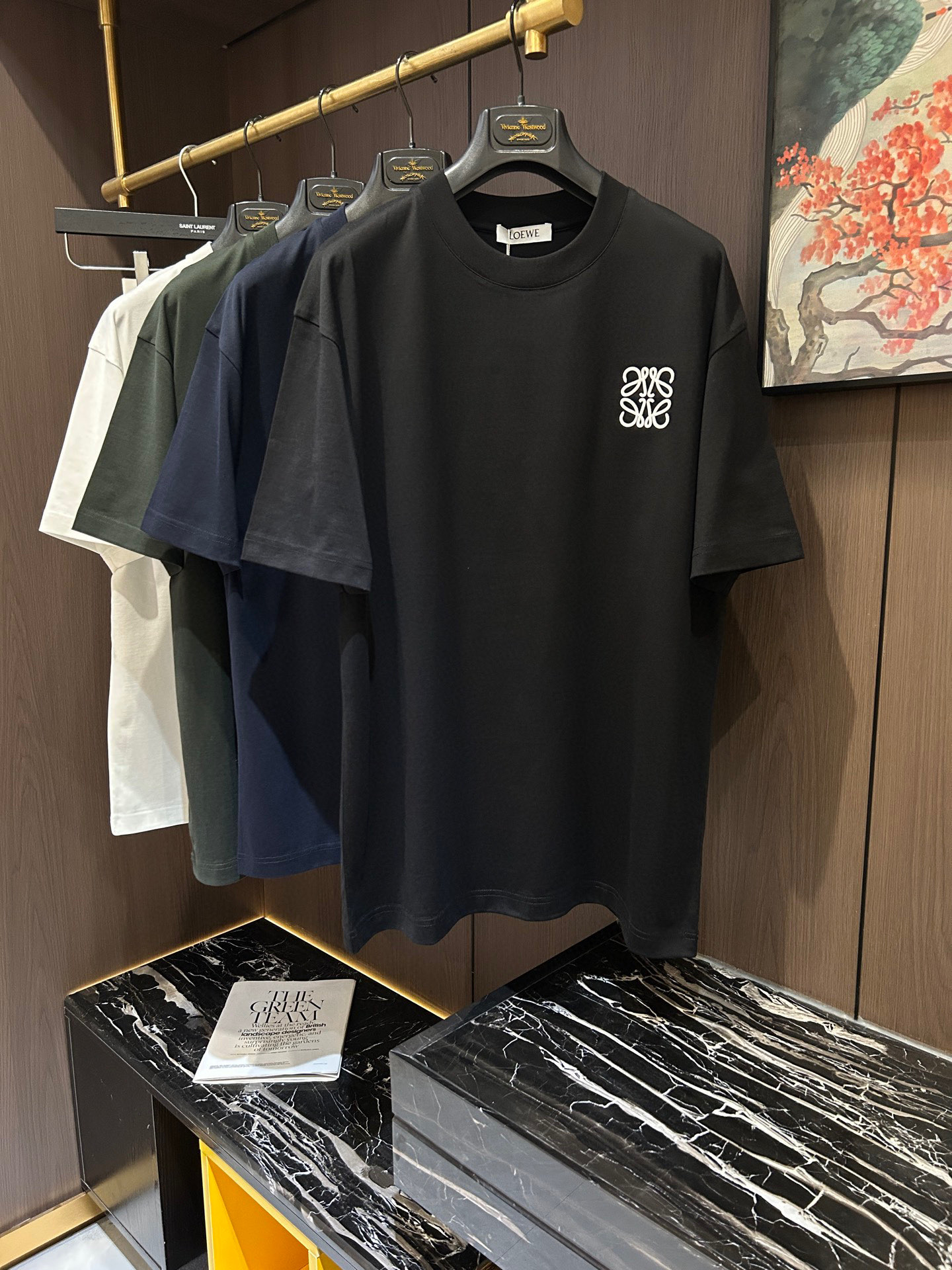 NO:148643,LOE2025 Spring and Summer New Short Sleeves. The overall color is bright and bright, with a smooth and soft feel, with a strong drape, a natural and soft texture, super comfortable in the body, and a strong drape!  T-shirts are very comfortable and practical in daily wear, super toughness is better than ordinary cotton, the texture is delicate, soft and skin-friendly, the touch is light and cool, the color is bright and the color is fast, the breathability and drape are good.. Number M-3XL, loewe, T-shirt, tees, t-shirt, alexander wang19860909LOE2025 春夏新款短袖 整体上色泽较鲜明和光亮,手感顺滑揉软,悬垂感特强,质地自然柔软、贴身超级舒服,悬垂感特强！ T恤日常穿搭很自在很实用,超级的有韧性比起一般的棉手感质感都更好的,面料质地细腻、柔软、亲肤,触感轻薄凉爽,色泽艳丽色牢度高,透气性及悬垂性好..码数M-3XL,,loewe,T-shirt,tees，t-shirt,alexander wang,Men's clothing