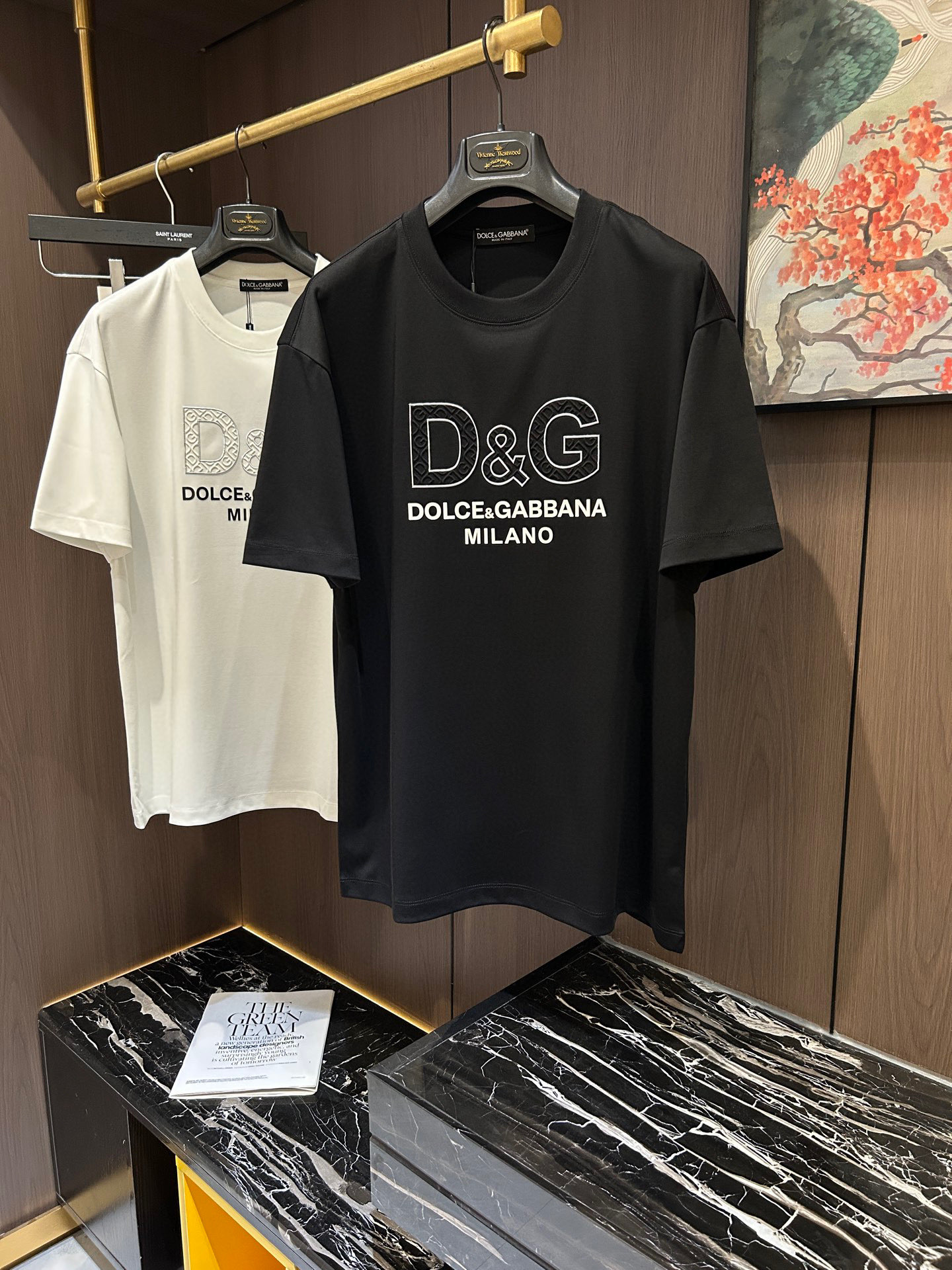 NO:148651,DG2025 spring and summer new short-sleeved sleeves have bright and bright overall color, smooth and soft feel, with a strong drape, natural and soft texture, super comfortable in the body, and a strong drape!  T-shirts are very comfortable and practical in daily wear, super toughness is better than ordinary cotton, the texture is delicate, soft and skin-friendly, the touch is light and cool, the color is bright and the color is fast, the breathability and drape are good..Dolce & Gabbana, T-shirt,tees, t-shirt,alexander wang19860909DG2025 春夏新款短袖 整体上色泽较鲜明和光亮,手感顺滑揉软,悬垂感特强,质地自然柔软、贴身超级舒服,悬垂感特强！ T恤日常穿搭很自在很实用,超级的有韧性比起一般的棉手感质感都更好的,面料质地细腻、柔软、亲肤,触感轻薄凉爽,色泽艳丽色牢度高,透气性及悬垂性好..码数M-3XL,,Dolce&Gabbana,T-shirt,tees，t-shirt,alexander wang,Men's clothing